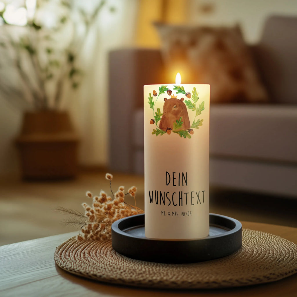 Personalizowana świeca Niedźwiedź król Tischkerze Mit Namensdruck, Kerze Mit Prägung Und Wunschname, Votivkerze Mit Wunschname, Holz-Kerze Mit Namen, Kerze Mit Spruch Und Namen, Weihnachtskerze Mit Namensgravur, Adventskerze Mit Wunschname, Kommunionkerze Mit Namen, Fair-Trade-Kerze Mit Namensgravur, Kerze Mit Namen, Teelicht Mit Namensdruck, Bienenwachskerze Mit Wunschname, Andachtskerze Mit Namensgravur, Kerze Für Geburtstag Mit Wunschname, Outdoor-Kerze Mit Namensgravur, Stearinkerze Mit Gravur, Stabkerze Mit Gravur, Gastgeschenk Kerze Mit Namen, Handgegossene Kerze Mit Namen, Handgemachte Kerze Mit Wunschname, Bio-Kerze Mit Wunschname, Trauerkerze Mit Namen, Schwimmkerze Mit Namen, Firmungskerze Mit Wunschname, Kerzen-Set Mit Namensgravur, Glas-Kerze Mit Wunschname, Gedenkkerze Mit Namen, Laternenkerze Mit Namensdruck, Tafelkerze Mit Wunschname, Duftkerze Mit Namen, LED-Kerze Mit Wunschname, Metall-Kerze Mit Namensgravur, Taufekerze Mit Namensgravur, Stumpenkerze Mit Namensgravur, Personalisierte Kerze, Kerze Für Hochzeit Mit Namensgravur, Grabkerze Mit Namensgravur, Sojawachskerze Mit Namensdruck, Streukerze Mit Namensdruck, Gartenkerze Mit Namen, Osterkerze Mit Namen, Blockkerze Mit Namensdruck, Bär, Teddy, Teddybär, Vatertag, Papa Bär, Vater, Papa, weltbester Papa, Papi, Dad, bester Papa, Daddy, bester Vater