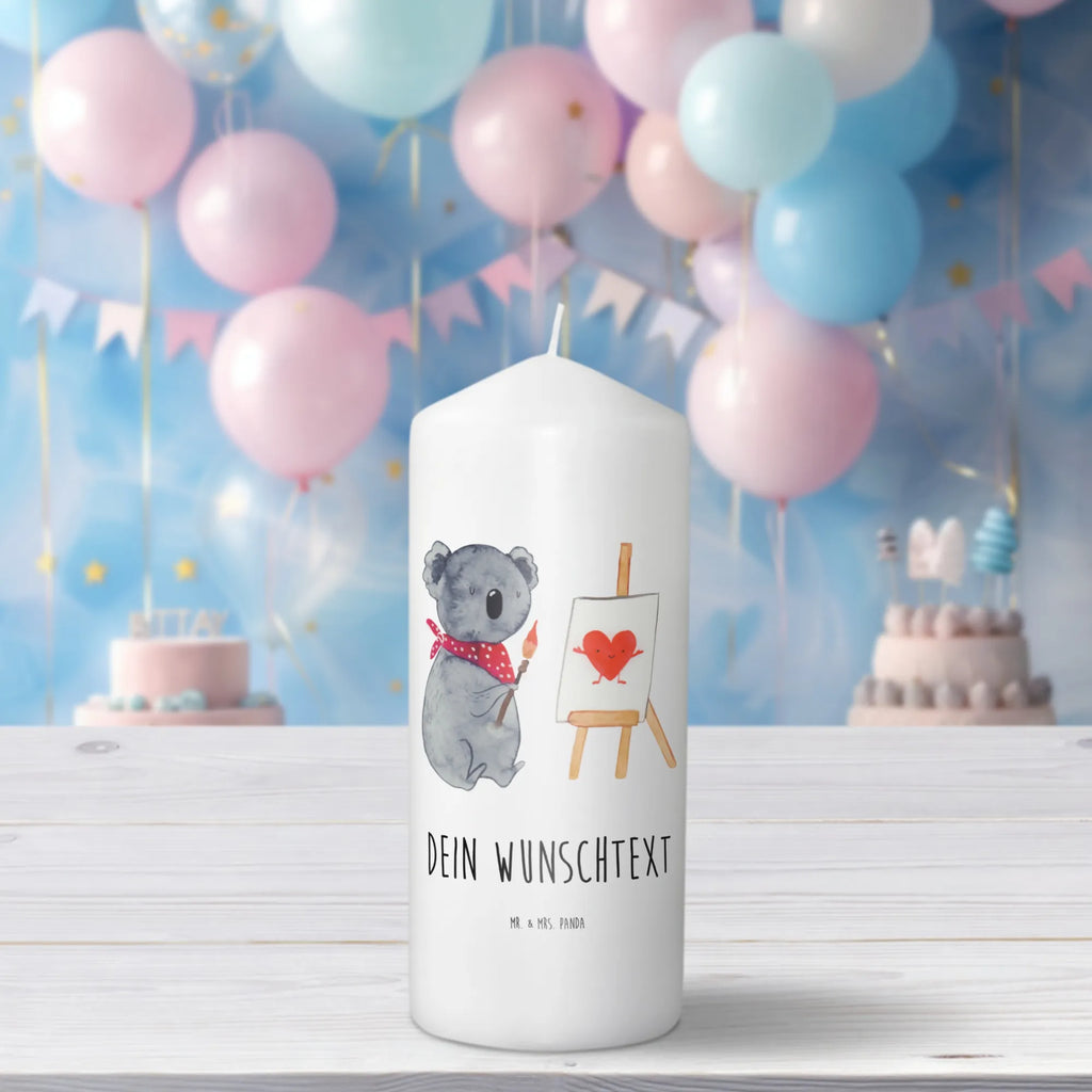 Personalisierte Kerze Koala Künstler Schwimmkerze Mit Namen, Holz-Kerze Mit Namen, Kerze Mit Prägung Und Wunschname, Bienenwachskerze Mit Wunschname, Firmungskerze Mit Wunschname, Blockkerze Mit Namensdruck, Kerze Für Hochzeit Mit Namensgravur, Fair-Trade-Kerze Mit Namensgravur, Outdoor-Kerze Mit Namensgravur, Duftkerze Mit Namen, Stearinkerze Mit Gravur, Adventskerze Mit Wunschname, Bio-Kerze Mit Wunschname, Andachtskerze Mit Namensgravur, Stumpenkerze Mit Namensgravur, Osterkerze Mit Namen, Glas-Kerze Mit Wunschname, Votivkerze Mit Wunschname, Kommunionkerze Mit Namen, Gartenkerze Mit Namen, Grabkerze Mit Namensgravur, Personalisierte Kerze, Gedenkkerze Mit Namen, Teelicht Mit Namensdruck, Sojawachskerze Mit Namensdruck, Handgegossene Kerze Mit Namen, Trauerkerze Mit Namen, LED-Kerze Mit Wunschname, Weihnachtskerze Mit Namensgravur, Kerze Mit Namen, Stabkerze Mit Gravur, Tafelkerze Mit Wunschname, Kerze Mit Spruch Und Namen, Tischkerze Mit Namensdruck, Handgemachte Kerze Mit Wunschname, Kerze Für Geburtstag Mit Wunschname, Metall-Kerze Mit Namensgravur, Laternenkerze Mit Namensdruck, Gastgeschenk Kerze Mit Namen, Taufekerze Mit Namensgravur, Kerzen-Set Mit Namensgravur, Streukerze Mit Namensdruck, Koala, Koalabär, Künstler, Liebesgeschenk, Liebe, Zeichnen, Liebensbeweis, Gefühle