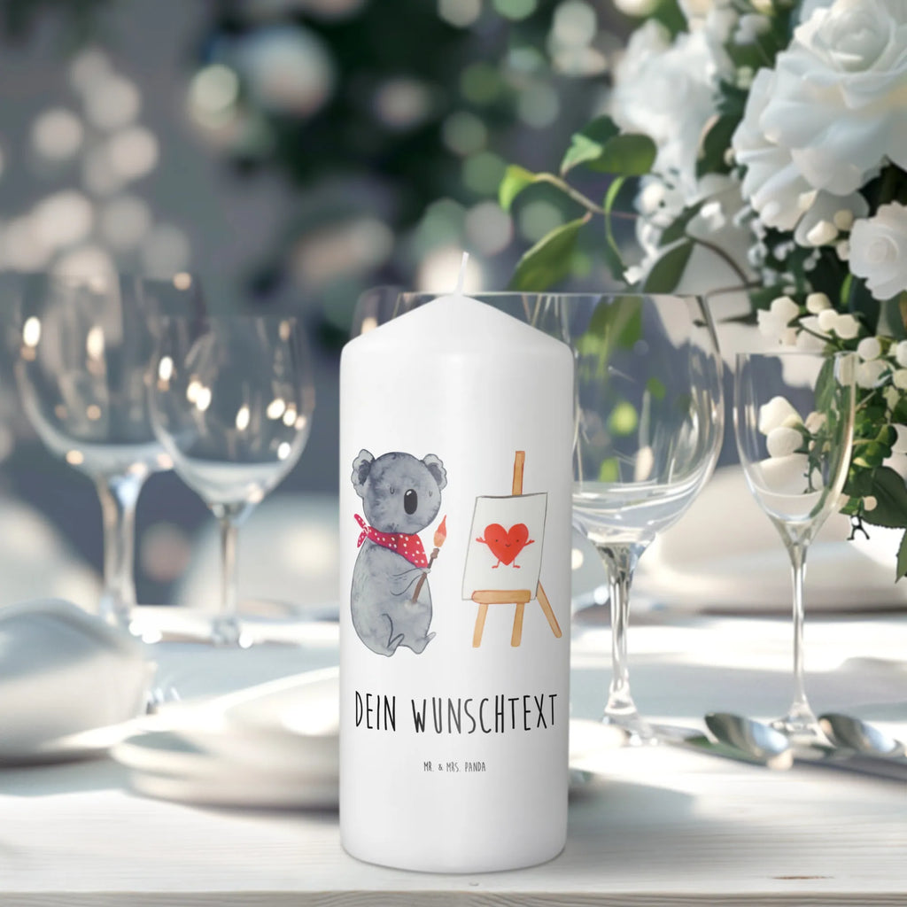 Personalisierte Kerze Koala Künstler Schwimmkerze Mit Namen, Holz-Kerze Mit Namen, Kerze Mit Prägung Und Wunschname, Bienenwachskerze Mit Wunschname, Firmungskerze Mit Wunschname, Blockkerze Mit Namensdruck, Kerze Für Hochzeit Mit Namensgravur, Fair-Trade-Kerze Mit Namensgravur, Outdoor-Kerze Mit Namensgravur, Duftkerze Mit Namen, Stearinkerze Mit Gravur, Adventskerze Mit Wunschname, Bio-Kerze Mit Wunschname, Andachtskerze Mit Namensgravur, Stumpenkerze Mit Namensgravur, Osterkerze Mit Namen, Glas-Kerze Mit Wunschname, Votivkerze Mit Wunschname, Kommunionkerze Mit Namen, Gartenkerze Mit Namen, Grabkerze Mit Namensgravur, Personalisierte Kerze, Gedenkkerze Mit Namen, Teelicht Mit Namensdruck, Sojawachskerze Mit Namensdruck, Handgegossene Kerze Mit Namen, Trauerkerze Mit Namen, LED-Kerze Mit Wunschname, Weihnachtskerze Mit Namensgravur, Kerze Mit Namen, Stabkerze Mit Gravur, Tafelkerze Mit Wunschname, Kerze Mit Spruch Und Namen, Tischkerze Mit Namensdruck, Handgemachte Kerze Mit Wunschname, Kerze Für Geburtstag Mit Wunschname, Metall-Kerze Mit Namensgravur, Laternenkerze Mit Namensdruck, Gastgeschenk Kerze Mit Namen, Taufekerze Mit Namensgravur, Kerzen-Set Mit Namensgravur, Streukerze Mit Namensdruck, Koala, Koalabär, Künstler, Liebesgeschenk, Liebe, Zeichnen, Liebensbeweis, Gefühle