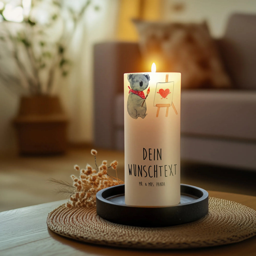 Personalisierte Kerze Koala Künstler Schwimmkerze Mit Namen, Holz-Kerze Mit Namen, Kerze Mit Prägung Und Wunschname, Bienenwachskerze Mit Wunschname, Firmungskerze Mit Wunschname, Blockkerze Mit Namensdruck, Kerze Für Hochzeit Mit Namensgravur, Fair-Trade-Kerze Mit Namensgravur, Outdoor-Kerze Mit Namensgravur, Duftkerze Mit Namen, Stearinkerze Mit Gravur, Adventskerze Mit Wunschname, Bio-Kerze Mit Wunschname, Andachtskerze Mit Namensgravur, Stumpenkerze Mit Namensgravur, Osterkerze Mit Namen, Glas-Kerze Mit Wunschname, Votivkerze Mit Wunschname, Kommunionkerze Mit Namen, Gartenkerze Mit Namen, Grabkerze Mit Namensgravur, Personalisierte Kerze, Gedenkkerze Mit Namen, Teelicht Mit Namensdruck, Sojawachskerze Mit Namensdruck, Handgegossene Kerze Mit Namen, Trauerkerze Mit Namen, LED-Kerze Mit Wunschname, Weihnachtskerze Mit Namensgravur, Kerze Mit Namen, Stabkerze Mit Gravur, Tafelkerze Mit Wunschname, Kerze Mit Spruch Und Namen, Tischkerze Mit Namensdruck, Handgemachte Kerze Mit Wunschname, Kerze Für Geburtstag Mit Wunschname, Metall-Kerze Mit Namensgravur, Laternenkerze Mit Namensdruck, Gastgeschenk Kerze Mit Namen, Taufekerze Mit Namensgravur, Kerzen-Set Mit Namensgravur, Streukerze Mit Namensdruck, Koala, Koalabär, Künstler, Liebesgeschenk, Liebe, Zeichnen, Liebensbeweis, Gefühle