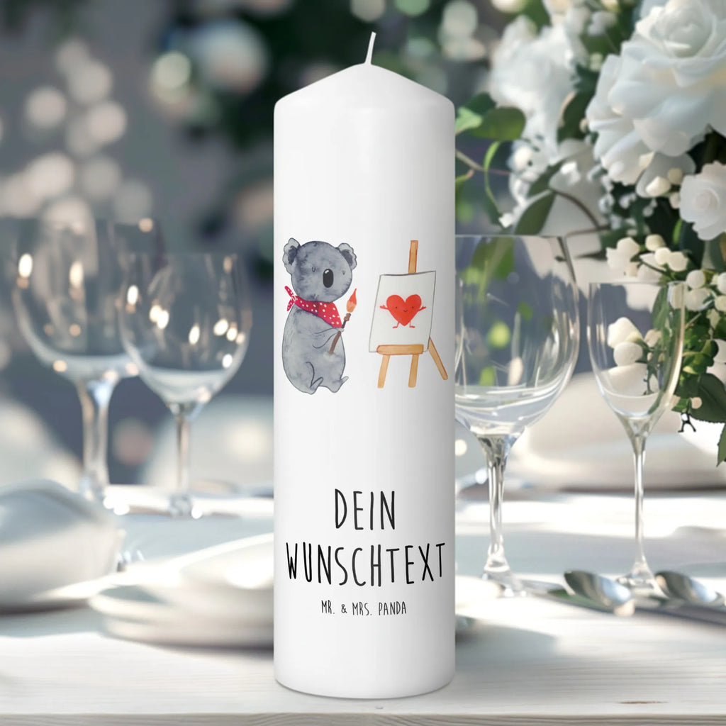 Personalisierte Kerze Koala Künstler Schwimmkerze Mit Namen, Holz-Kerze Mit Namen, Kerze Mit Prägung Und Wunschname, Bienenwachskerze Mit Wunschname, Firmungskerze Mit Wunschname, Blockkerze Mit Namensdruck, Kerze Für Hochzeit Mit Namensgravur, Fair-Trade-Kerze Mit Namensgravur, Outdoor-Kerze Mit Namensgravur, Duftkerze Mit Namen, Stearinkerze Mit Gravur, Adventskerze Mit Wunschname, Bio-Kerze Mit Wunschname, Andachtskerze Mit Namensgravur, Stumpenkerze Mit Namensgravur, Osterkerze Mit Namen, Glas-Kerze Mit Wunschname, Votivkerze Mit Wunschname, Kommunionkerze Mit Namen, Gartenkerze Mit Namen, Grabkerze Mit Namensgravur, Personalisierte Kerze, Gedenkkerze Mit Namen, Teelicht Mit Namensdruck, Sojawachskerze Mit Namensdruck, Handgegossene Kerze Mit Namen, Trauerkerze Mit Namen, LED-Kerze Mit Wunschname, Weihnachtskerze Mit Namensgravur, Kerze Mit Namen, Stabkerze Mit Gravur, Tafelkerze Mit Wunschname, Kerze Mit Spruch Und Namen, Tischkerze Mit Namensdruck, Handgemachte Kerze Mit Wunschname, Kerze Für Geburtstag Mit Wunschname, Metall-Kerze Mit Namensgravur, Laternenkerze Mit Namensdruck, Gastgeschenk Kerze Mit Namen, Taufekerze Mit Namensgravur, Kerzen-Set Mit Namensgravur, Streukerze Mit Namensdruck, Koala, Koalabär, Künstler, Liebesgeschenk, Liebe, Zeichnen, Liebensbeweis, Gefühle