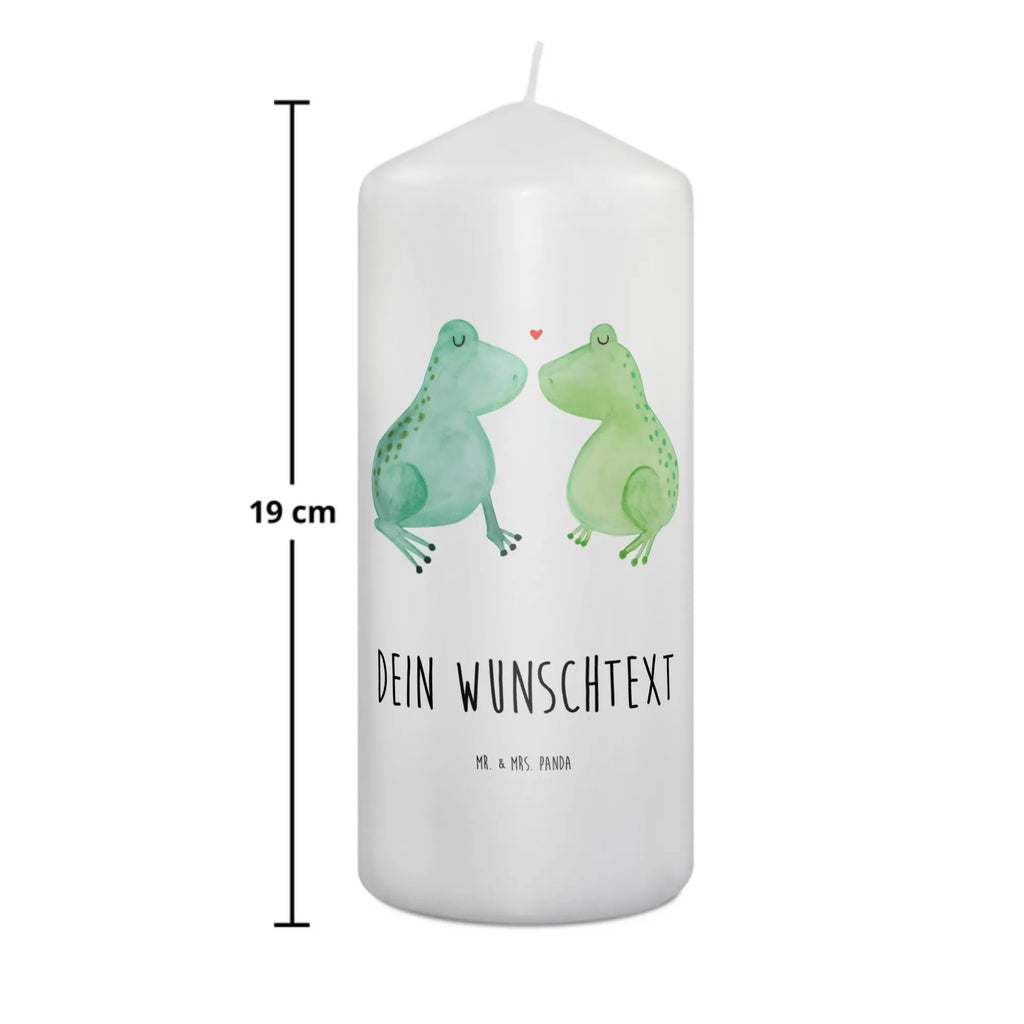 Personalised candle Frogs in love Bio-Kerze Mit Wunschname, Stearinkerze Mit Gravur, Streukerze Mit Namensdruck, Schwimmkerze Mit Namen, LED-Kerze Mit Wunschname, Handgemachte Kerze Mit Wunschname, Tafelkerze Mit Wunschname, Kerze Mit Namen, Kerze Mit Prägung Und Wunschname, Kerze Für Hochzeit Mit Namensgravur, Gastgeschenk Kerze Mit Namen, Blockkerze Mit Namensdruck, Kerzen-Set Mit Namensgravur, Stabkerze Mit Gravur, Kerze Mit Spruch Und Namen, Kommunionkerze Mit Namen, Adventskerze Mit Wunschname, Fair-Trade-Kerze Mit Namensgravur, Teelicht Mit Namensdruck, Laternenkerze Mit Namensdruck, Bienenwachskerze Mit Wunschname, Metall-Kerze Mit Namensgravur, Tischkerze Mit Namensdruck, Sojawachskerze Mit Namensdruck, Trauerkerze Mit Namen, Weihnachtskerze Mit Namensgravur, Personalisierte Kerze, Osterkerze Mit Namen, Firmungskerze Mit Wunschname, Andachtskerze Mit Namensgravur, Glas-Kerze Mit Wunschname, Taufekerze Mit Namensgravur, Gedenkkerze Mit Namen, Kerze Für Geburtstag Mit Wunschname, Grabkerze Mit Namensgravur, Gartenkerze Mit Namen, Stumpenkerze Mit Namensgravur, Holz-Kerze Mit Namen, Duftkerze Mit Namen, Votivkerze Mit Wunschname, Outdoor-Kerze Mit Namensgravur, Handgegossene Kerze Mit Namen, Liebe, Partner, Freund, Freundin, Ehemann, Ehefrau, Heiraten, Verlobung, Heiratsantrag, Liebesgeschenk, Jahrestag, Hocheitstag, Fröschchen, Froschkönig, Geschenk Freund, Geschenk Hochzeit, Verheiratet, Frosch, Liebesbeweis, Frösche, Geschenk Freundin, Verliebt, Verlobt, Hochzeitstag