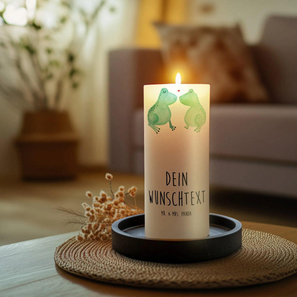 Personalised candle Frogs in love Bio-Kerze Mit Wunschname, Stearinkerze Mit Gravur, Streukerze Mit Namensdruck, Schwimmkerze Mit Namen, LED-Kerze Mit Wunschname, Handgemachte Kerze Mit Wunschname, Tafelkerze Mit Wunschname, Kerze Mit Namen, Kerze Mit Prägung Und Wunschname, Kerze Für Hochzeit Mit Namensgravur, Gastgeschenk Kerze Mit Namen, Blockkerze Mit Namensdruck, Kerzen-Set Mit Namensgravur, Stabkerze Mit Gravur, Kerze Mit Spruch Und Namen, Kommunionkerze Mit Namen, Adventskerze Mit Wunschname, Fair-Trade-Kerze Mit Namensgravur, Teelicht Mit Namensdruck, Laternenkerze Mit Namensdruck, Bienenwachskerze Mit Wunschname, Metall-Kerze Mit Namensgravur, Tischkerze Mit Namensdruck, Sojawachskerze Mit Namensdruck, Trauerkerze Mit Namen, Weihnachtskerze Mit Namensgravur, Personalisierte Kerze, Osterkerze Mit Namen, Firmungskerze Mit Wunschname, Andachtskerze Mit Namensgravur, Glas-Kerze Mit Wunschname, Taufekerze Mit Namensgravur, Gedenkkerze Mit Namen, Kerze Für Geburtstag Mit Wunschname, Grabkerze Mit Namensgravur, Gartenkerze Mit Namen, Stumpenkerze Mit Namensgravur, Holz-Kerze Mit Namen, Duftkerze Mit Namen, Votivkerze Mit Wunschname, Outdoor-Kerze Mit Namensgravur, Handgegossene Kerze Mit Namen, Liebe, Partner, Freund, Freundin, Ehemann, Ehefrau, Heiraten, Verlobung, Heiratsantrag, Liebesgeschenk, Jahrestag, Hocheitstag, Fröschchen, Froschkönig, Geschenk Freund, Geschenk Hochzeit, Verheiratet, Frosch, Liebesbeweis, Frösche, Geschenk Freundin, Verliebt, Verlobt, Hochzeitstag