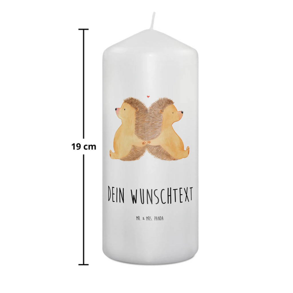 Personalisierte Kerze Igel händchenhaltend LED-Kerze Mit Wunschname, Fair-Trade-Kerze Mit Namensgravur, Osterkerze Mit Namen, Kerze Mit Prägung Und Wunschname, Firmungskerze Mit Wunschname, Kerze Für Geburtstag Mit Wunschname, Kerze Mit Spruch Und Namen, Handgegossene Kerze Mit Namen, Outdoor-Kerze Mit Namensgravur, Laternenkerze Mit Namensdruck, Sojawachskerze Mit Namensdruck, Tischkerze Mit Namensdruck, Kerze Mit Namen, Duftkerze Mit Namen, Grabkerze Mit Namensgravur, Adventskerze Mit Wunschname, Stabkerze Mit Gravur, Gartenkerze Mit Namen, Handgemachte Kerze Mit Wunschname, Bienenwachskerze Mit Wunschname, Metall-Kerze Mit Namensgravur, Kerze Für Hochzeit Mit Namensgravur, Glas-Kerze Mit Wunschname, Teelicht Mit Namensdruck, Gastgeschenk Kerze Mit Namen, Stumpenkerze Mit Namensgravur, Gedenkkerze Mit Namen, Blockkerze Mit Namensdruck, Kerzen-Set Mit Namensgravur, Taufekerze Mit Namensgravur, Holz-Kerze Mit Namen, Personalisierte Kerze, Schwimmkerze Mit Namen, Votivkerze Mit Wunschname, Streukerze Mit Namensdruck, Stearinkerze Mit Gravur, Kommunionkerze Mit Namen, Bio-Kerze Mit Wunschname, Weihnachtskerze Mit Namensgravur, Trauerkerze Mit Namen, Tafelkerze Mit Wunschname, Andachtskerze Mit Namensgravur, Liebe, Partner, Freund, Freundin, Ehemann, Ehefrau, Heiraten, Verlobung, Heiratsantrag, Liebesgeschenk, Jahrestag, Hocheitstag, Geschenk für zwei, Igelliebe, große Liebe, Gemeinsamkeit, Igel, Love, Liebesbotschaft, Liebesbeweis, Lieblingsmensch, Hochzeit, Hand in Hand