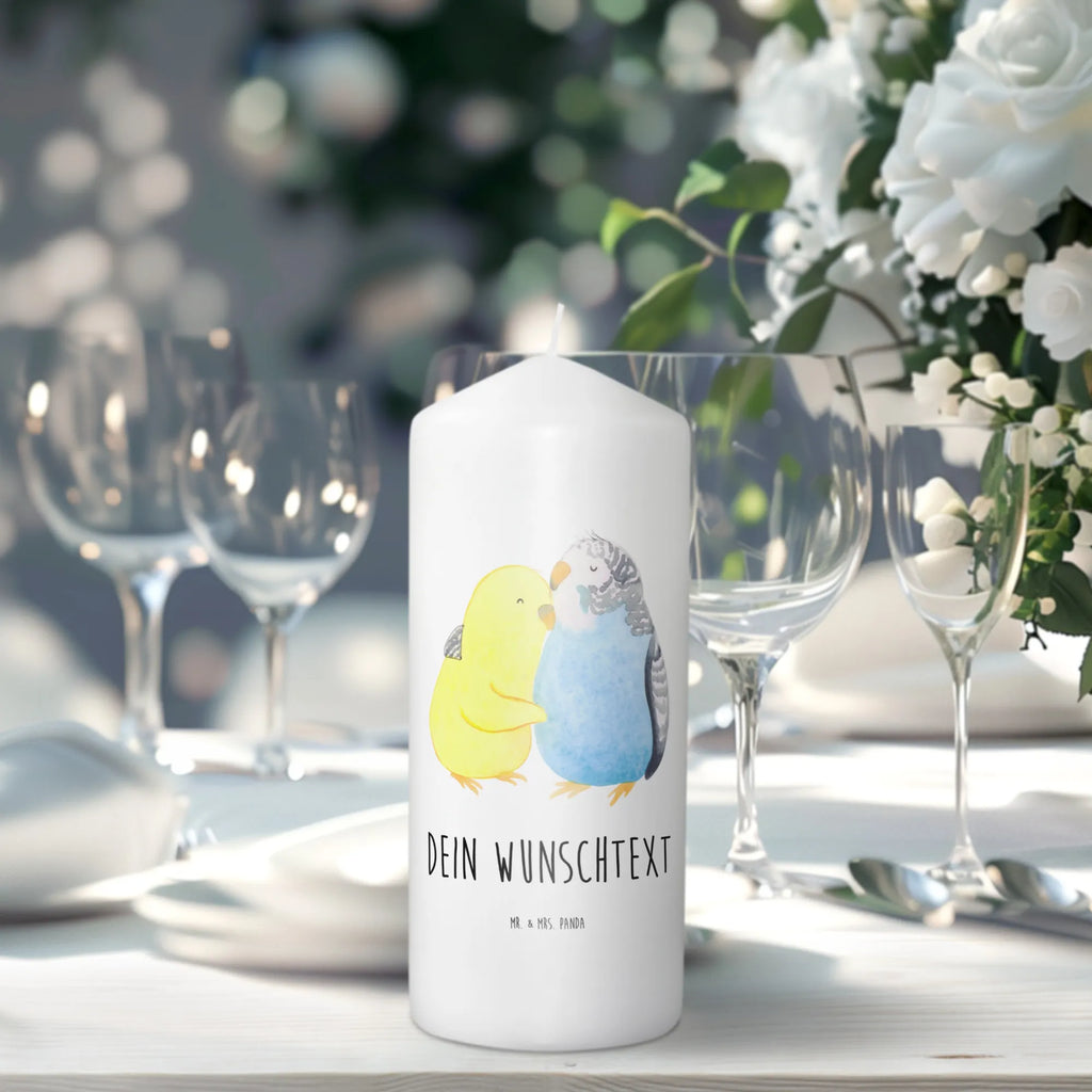 Personalisierte Kerze Wellensittich Liebe Glas-Kerze Mit Wunschname, Outdoor-Kerze Mit Namensgravur, Gastgeschenk Kerze Mit Namen, Kerzen-Set Mit Namensgravur, Trauerkerze Mit Namen, Personalisierte Kerze, Laternenkerze Mit Namensdruck, Kerze Für Hochzeit Mit Namensgravur, Metall-Kerze Mit Namensgravur, Sojawachskerze Mit Namensdruck, Kommunionkerze Mit Namen, Handgegossene Kerze Mit Namen, Bio-Kerze Mit Wunschname, Holz-Kerze Mit Namen, Stearinkerze Mit Gravur, Gedenkkerze Mit Namen, Blockkerze Mit Namensdruck, Stumpenkerze Mit Namensgravur, Osterkerze Mit Namen, Bienenwachskerze Mit Wunschname, Teelicht Mit Namensdruck, Gartenkerze Mit Namen, Duftkerze Mit Namen, Andachtskerze Mit Namensgravur, Schwimmkerze Mit Namen, Tafelkerze Mit Wunschname, Kerze Mit Namen, Taufekerze Mit Namensgravur, Fair-Trade-Kerze Mit Namensgravur, Stabkerze Mit Gravur, Tischkerze Mit Namensdruck, Weihnachtskerze Mit Namensgravur, Firmungskerze Mit Wunschname, Adventskerze Mit Wunschname, Kerze Für Geburtstag Mit Wunschname, Kerze Mit Spruch Und Namen, Handgemachte Kerze Mit Wunschname, Kerze Mit Prägung Und Wunschname, Votivkerze Mit Wunschname, LED-Kerze Mit Wunschname, Grabkerze Mit Namensgravur, Streukerze Mit Namensdruck, Liebe, Partner, Freund, Freundin, Ehemann, Ehefrau, Heiraten, Verlobung, Heiratsantrag, Liebesgeschenk, Jahrestag, Hocheitstag, Wellensittich, Kuscheln, Vögel, Nähe, Vertrauen
