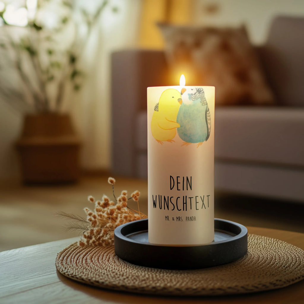 Personalisierte Kerze Wellensittich Liebe Glas-Kerze Mit Wunschname, Outdoor-Kerze Mit Namensgravur, Gastgeschenk Kerze Mit Namen, Kerzen-Set Mit Namensgravur, Trauerkerze Mit Namen, Personalisierte Kerze, Laternenkerze Mit Namensdruck, Kerze Für Hochzeit Mit Namensgravur, Metall-Kerze Mit Namensgravur, Sojawachskerze Mit Namensdruck, Kommunionkerze Mit Namen, Handgegossene Kerze Mit Namen, Bio-Kerze Mit Wunschname, Holz-Kerze Mit Namen, Stearinkerze Mit Gravur, Gedenkkerze Mit Namen, Blockkerze Mit Namensdruck, Stumpenkerze Mit Namensgravur, Osterkerze Mit Namen, Bienenwachskerze Mit Wunschname, Teelicht Mit Namensdruck, Gartenkerze Mit Namen, Duftkerze Mit Namen, Andachtskerze Mit Namensgravur, Schwimmkerze Mit Namen, Tafelkerze Mit Wunschname, Kerze Mit Namen, Taufekerze Mit Namensgravur, Fair-Trade-Kerze Mit Namensgravur, Stabkerze Mit Gravur, Tischkerze Mit Namensdruck, Weihnachtskerze Mit Namensgravur, Firmungskerze Mit Wunschname, Adventskerze Mit Wunschname, Kerze Für Geburtstag Mit Wunschname, Kerze Mit Spruch Und Namen, Handgemachte Kerze Mit Wunschname, Kerze Mit Prägung Und Wunschname, Votivkerze Mit Wunschname, LED-Kerze Mit Wunschname, Grabkerze Mit Namensgravur, Streukerze Mit Namensdruck, Liebe, Partner, Freund, Freundin, Ehemann, Ehefrau, Heiraten, Verlobung, Heiratsantrag, Liebesgeschenk, Jahrestag, Hocheitstag, Wellensittich, Kuscheln, Vögel, Nähe, Vertrauen