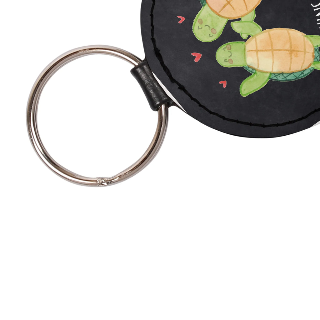 Personalisierter Schlüsselanhänger Schildkröten Paar Schlüsselanhänger Geschenk Personalisiert, Schlüsselanhänger Für Kinder Mit Namen, Schlüsselanhänger Für Auto Mit Wunschtext, Schlüsselanhänger Für Paare Mit Wunschtext, Schlüsselanhänger Mit Initialen, Filz Schlüsselanhänger Mit Text, Schlüsselanhänger Mit Koordinaten, Schlüsselanhänger Aus Leder Mit Gravur, Partner Schlüsselanhänger Personalisiert, Personalisierter Schlüsselanhänger, Metall Schlüsselanhänger Mit Namen, Schlüsselanhänger Mit Spruch, Schlüsselanhänger Für Haus Mit Gravur, Schlüsselanhänger Individuell, Schlüsselanhänger Aus Holz Mit Wunschtext, Schlüsselanhänger Vintage Mit Gravur, Schlüsselanhänger Mit Wunschtext, Schlüsselanhänger Für Männer Mit Gravur, Schlüsselanhänger Mit Text, Schlüsselanhänger Mit Datum, Schlüsselanhänger Bedruckt, Schlüsselanhänger Liebevoll Gestaltet, Schlüsselanhänger Mit Herz Und Gravur, Freundschafts Schlüsselanhänger Mit Namen, Schlüsselanhänger Mit Botschaft, Schlüsselanhänger Für Frauen Mit Wunschtext, Schlüsselanhänger Mit Gravur, Schlüsselanhänger Selbst Gestalten, Schlüsselanhänger Mit Namen, Schlüsselanhänger Modern Mit Namen, Schlüsselanhänger Mit Widmung, Handgemachter Schlüsselanhänger Mit Wunschtext, Liebe, Partner, Freund, Freundin, Ehemann, Ehefrau, Heiraten, Verlobung, Heiratsantrag, Liebesgeschenk, Jahrestag, Hocheitstag, für Ehemann, Geschenk für Partner, Geschenk für Freundin, Mitbringsel, Geschenk für Frauen, Valentinstag, Liebesbeweis, Hochzeitstag, für Männer