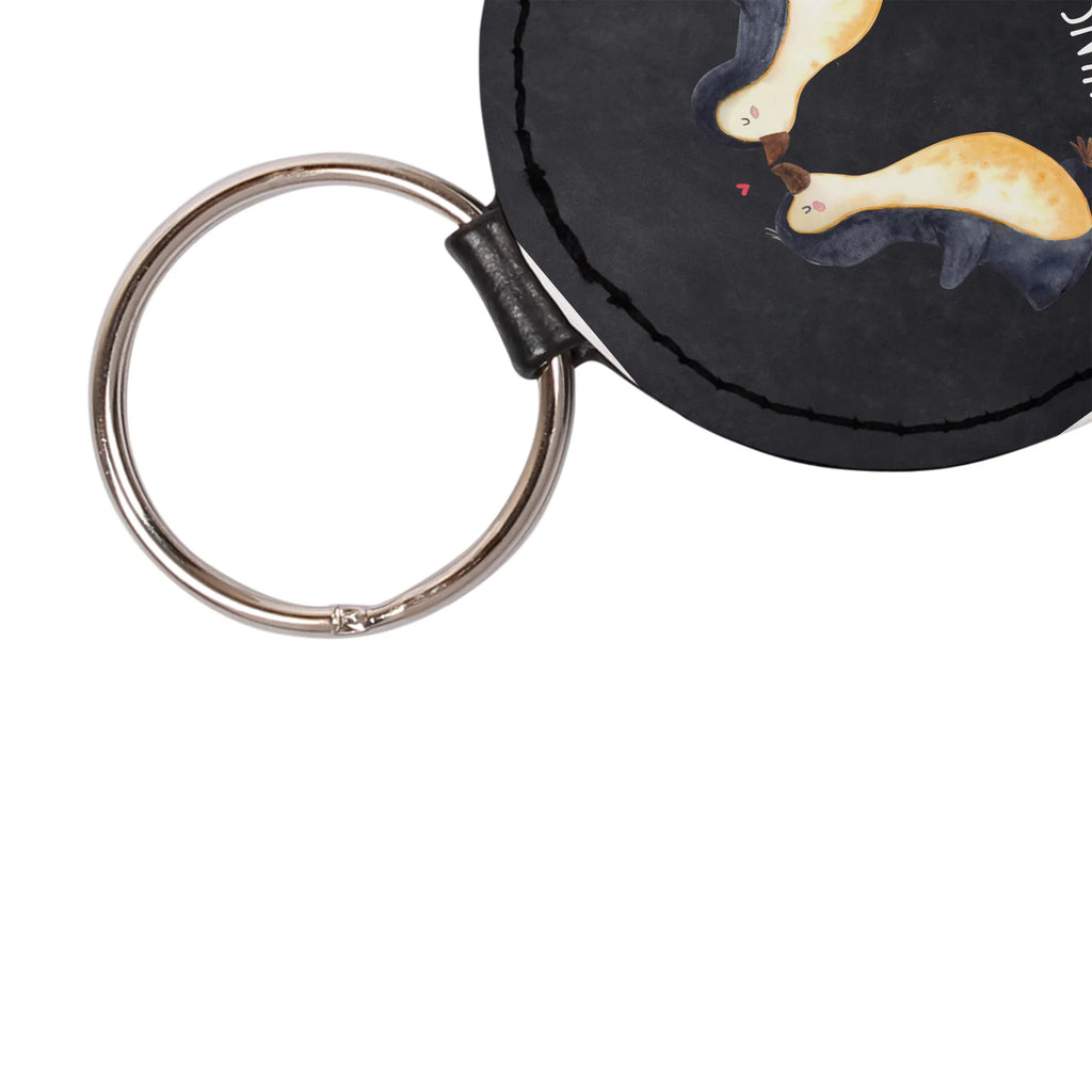 Personalisierter Schlüsselanhänger Pinguine Kuss Schlüsselanhänger Liebevoll Gestaltet, Personalisierter Schlüsselanhänger, Schlüsselanhänger Für Frauen Mit Wunschtext, Schlüsselanhänger Selbst Gestalten, Schlüsselanhänger Für Kinder Mit Namen, Schlüsselanhänger Vintage Mit Gravur, Schlüsselanhänger Mit Widmung, Schlüsselanhänger Aus Holz Mit Wunschtext, Schlüsselanhänger Geschenk Personalisiert, Schlüsselanhänger Bedruckt, Schlüsselanhänger Mit Text, Schlüsselanhänger Mit Wunschtext, Schlüsselanhänger Modern Mit Namen, Metall Schlüsselanhänger Mit Namen, Schlüsselanhänger Mit Koordinaten, Schlüsselanhänger Aus Leder Mit Gravur, Freundschafts Schlüsselanhänger Mit Namen, Filz Schlüsselanhänger Mit Text, Schlüsselanhänger Mit Botschaft, Schlüsselanhänger Individuell, Schlüsselanhänger Für Auto Mit Wunschtext, Schlüsselanhänger Für Männer Mit Gravur, Schlüsselanhänger Für Haus Mit Gravur, Schlüsselanhänger Mit Datum, Handgemachter Schlüsselanhänger Mit Wunschtext, Schlüsselanhänger Mit Herz Und Gravur, Schlüsselanhänger Mit Initialen, Schlüsselanhänger Für Paare Mit Wunschtext, Partner Schlüsselanhänger Personalisiert, Freundin, Freund, Liebe, Liebesgeschenk, Jahrestag, Verlobung, Partner, Ehemann, Ehefrau, Heiraten, Heiratsantrag, Hocheitstag, Geschenk für Frauen, Geschenk für Freundin, Mitbringsel, Hochzeitstag, für Männer, Valentinstag, Liebesbeweis, für Ehemann, Geschenk für Partner