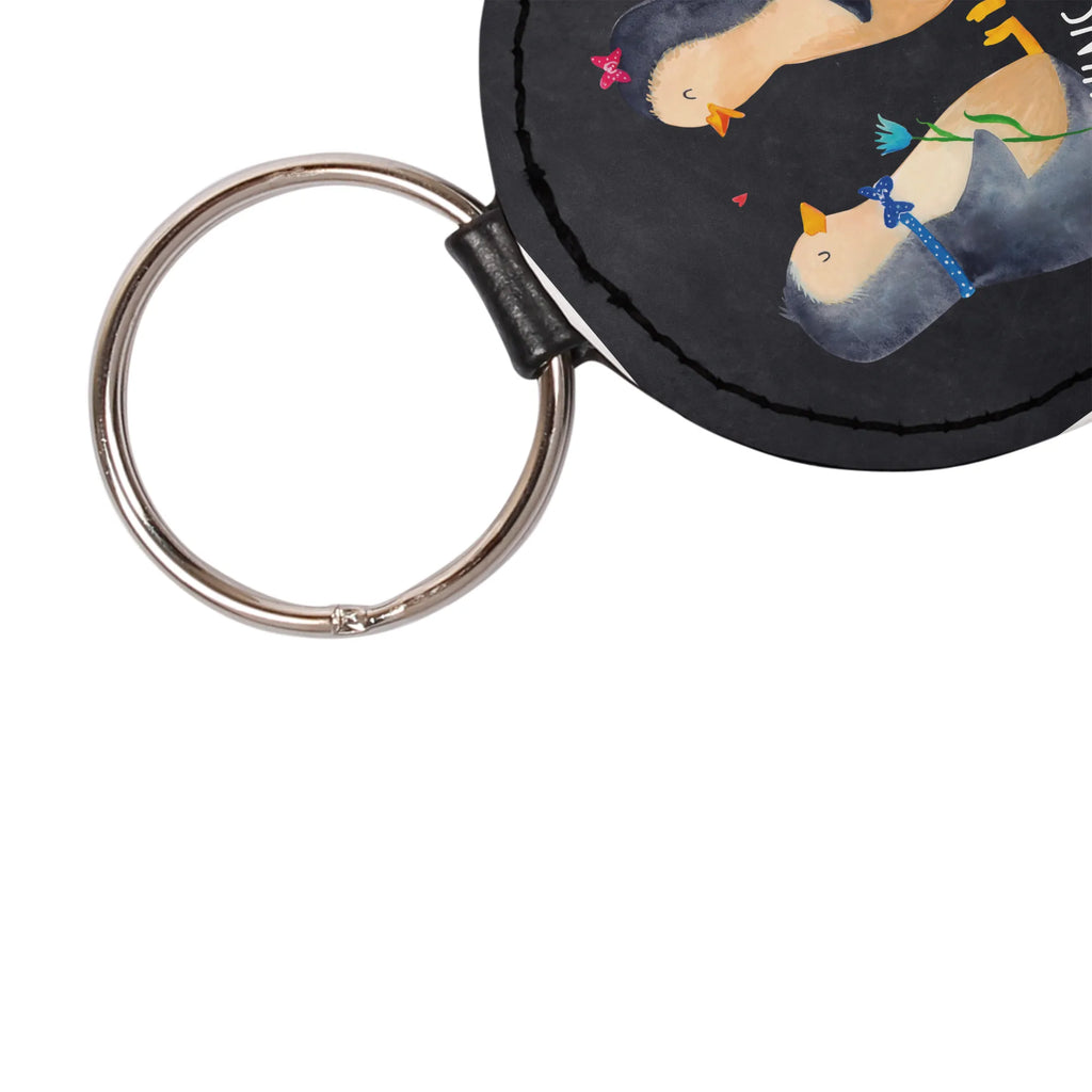 Personalisierter Schlüsselanhänger Pinguin Pärchen Schlüsselanhänger Für Auto Mit Wunschtext, Schlüsselanhänger Für Frauen Mit Wunschtext, Schlüsselanhänger Mit Botschaft, Schlüsselanhänger Für Männer Mit Gravur, Schlüsselanhänger Mit Datum, Schlüsselanhänger Für Kinder Mit Namen, Personalisierter Schlüsselanhänger, Schlüsselanhänger Vintage Mit Gravur, Schlüsselanhänger Aus Leder Mit Gravur, Schlüsselanhänger Mit Wunschtext, Schlüsselanhänger Für Paare Mit Wunschtext, Schlüsselanhänger Für Haus Mit Gravur, Schlüsselanhänger Selbst Gestalten, Schlüsselanhänger Mit Text, Schlüsselanhänger Liebevoll Gestaltet, Filz Schlüsselanhänger Mit Text, Freundschafts Schlüsselanhänger Mit Namen, Metall Schlüsselanhänger Mit Namen, Schlüsselanhänger Aus Holz Mit Wunschtext, Schlüsselanhänger Geschenk Personalisiert, Schlüsselanhänger Mit Koordinaten, Schlüsselanhänger Individuell, Schlüsselanhänger Mit Initialen, Handgemachter Schlüsselanhänger Mit Wunschtext, Schlüsselanhänger Mit Herz Und Gravur, Partner Schlüsselanhänger Personalisiert, Schlüsselanhänger Mit Widmung, Schlüsselanhänger Modern Mit Namen, Schlüsselanhänger Bedruckt, Pinguin, Liebesgeschenk, Liebespaar, Große Liebe, Liebe, Jahrestag, Traumpaar, Liebesbeweis, Pinguine, Hochzeit, Verlobung, Hochzeitstag, Hochzeitsgeschenk