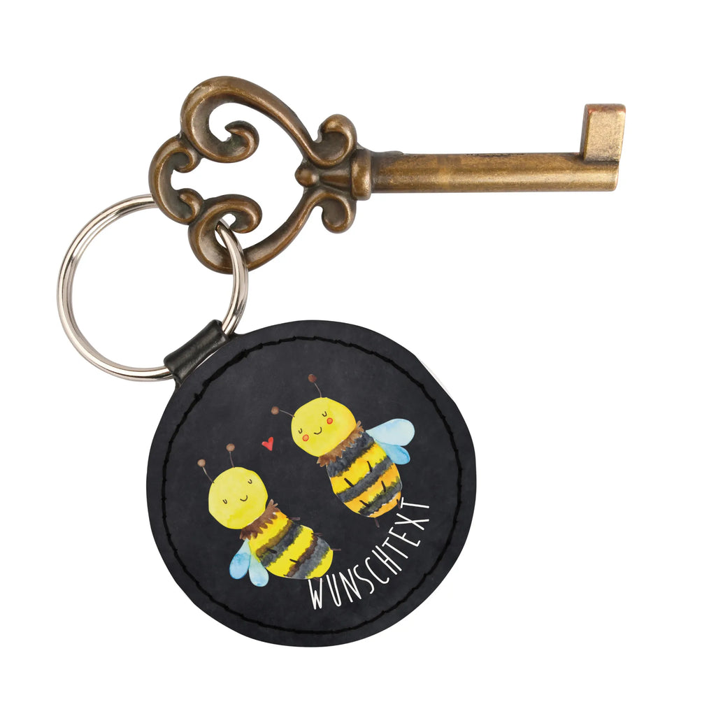 Personalisierter Schlüsselanhänger Biene Verliebt Schlüsselanhänger Mit Koordinaten, Partner Schlüsselanhänger Personalisiert, Schlüsselanhänger Für Haus Mit Gravur, Schlüsselanhänger Mit Initialen, Schlüsselanhänger Mit Botschaft, Schlüsselanhänger Mit Wunschtext, Schlüsselanhänger Für Männer Mit Gravur, Schlüsselanhänger Mit Widmung, Schlüsselanhänger Modern Mit Namen, Schlüsselanhänger Liebevoll Gestaltet, Schlüsselanhänger Mit Spruch, Schlüsselanhänger Mit Namen, Schlüsselanhänger Bedruckt, Personalisierter Schlüsselanhänger, Schlüsselanhänger Aus Holz Mit Wunschtext, Freundschafts Schlüsselanhänger Mit Namen, Schlüsselanhänger Mit Gravur, Schlüsselanhänger Für Frauen Mit Wunschtext, Schlüsselanhänger Mit Datum, Schlüsselanhänger Geschenk Personalisiert, Metall Schlüsselanhänger Mit Namen, Schlüsselanhänger Selbst Gestalten, Schlüsselanhänger Für Kinder Mit Namen, Schlüsselanhänger Mit Text, Schlüsselanhänger Für Auto Mit Wunschtext, Schlüsselanhänger Individuell, Schlüsselanhänger Aus Leder Mit Gravur, Schlüsselanhänger Vintage Mit Gravur, Filz Schlüsselanhänger Mit Text, Schlüsselanhänger Für Paare Mit Wunschtext, Schlüsselanhänger Mit Herz Und Gravur, Handgemachter Schlüsselanhänger Mit Wunschtext, Biene, Wespe, Hummel