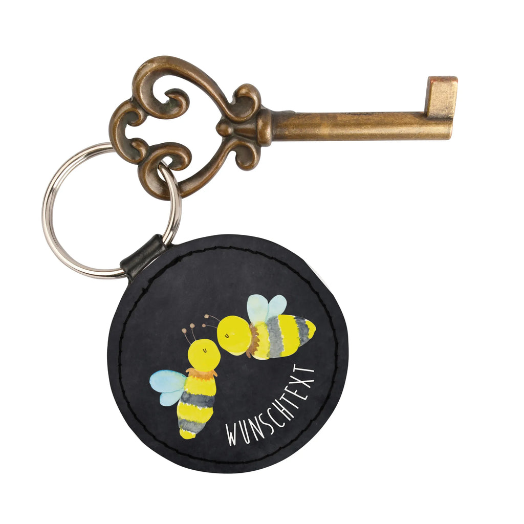 Personalisierter Schlüsselanhänger Biene Liebe Schlüsselanhänger Aus Holz Mit Wunschtext, Schlüsselanhänger Für Haus Mit Gravur, Schlüsselanhänger Für Kinder Mit Namen, Schlüsselanhänger Individuell, Schlüsselanhänger Mit Initialen, Schlüsselanhänger Für Männer Mit Gravur, Schlüsselanhänger Für Frauen Mit Wunschtext, Schlüsselanhänger Aus Leder Mit Gravur, Handgemachter Schlüsselanhänger Mit Wunschtext, Schlüsselanhänger Mit Wunschtext, Schlüsselanhänger Modern Mit Namen, Schlüsselanhänger Mit Koordinaten, Schlüsselanhänger Liebevoll Gestaltet, Filz Schlüsselanhänger Mit Text, Schlüsselanhänger Mit Botschaft, Schlüsselanhänger Für Paare Mit Wunschtext, Schlüsselanhänger Vintage Mit Gravur, Schlüsselanhänger Geschenk Personalisiert, Schlüsselanhänger Mit Text, Metall Schlüsselanhänger Mit Namen, Schlüsselanhänger Bedruckt, Partner Schlüsselanhänger Personalisiert, Schlüsselanhänger Selbst Gestalten, Freundschafts Schlüsselanhänger Mit Namen, Schlüsselanhänger Mit Herz Und Gravur, Schlüsselanhänger Mit Datum, Schlüsselanhänger Für Auto Mit Wunschtext, Personalisierter Schlüsselanhänger, Schlüsselanhänger Mit Widmung, Biene, Wespe, Hummel