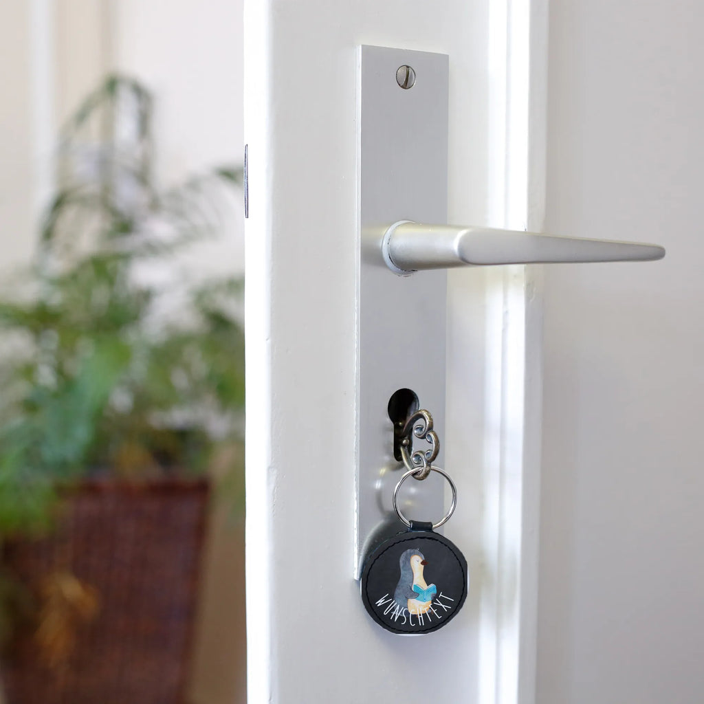 Personalised key ring Penguin A book Schlüsselanhänger Für Männer Mit Gravur, Schlüsselanhänger Liebevoll Gestaltet, Schlüsselanhänger Mit Widmung, Schlüsselanhänger Individuell, Partner Schlüsselanhänger Personalisiert, Personalisierter Schlüsselanhänger, Filz Schlüsselanhänger Mit Text, Schlüsselanhänger Für Paare Mit Wunschtext, Freundschafts Schlüsselanhänger Mit Namen, Schlüsselanhänger Für Frauen Mit Wunschtext, Schlüsselanhänger Mit Koordinaten, Schlüsselanhänger Geschenk Personalisiert, Schlüsselanhänger Mit Datum, Schlüsselanhänger Für Kinder Mit Namen, Schlüsselanhänger Für Haus Mit Gravur, Handgemachter Schlüsselanhänger Mit Wunschtext, Schlüsselanhänger Mit Wunschtext, Schlüsselanhänger Bedruckt, Metall Schlüsselanhänger Mit Namen, Schlüsselanhänger Mit Herz Und Gravur, Schlüsselanhänger Aus Holz Mit Wunschtext, Schlüsselanhänger Mit Initialen, Schlüsselanhänger Aus Leder Mit Gravur, Schlüsselanhänger Mit Text, Schlüsselanhänger Für Auto Mit Wunschtext, Schlüsselanhänger Mit Botschaft, Schlüsselanhänger Selbst Gestalten, Schlüsselanhänger Modern Mit Namen, Schlüsselanhänger Vintage Mit Gravur, Pinguin, Pinguine, Urlaub, Buch, Ferien, Bücherwurm, Faulenzen, Lesen, Freizeit, Nichtstun