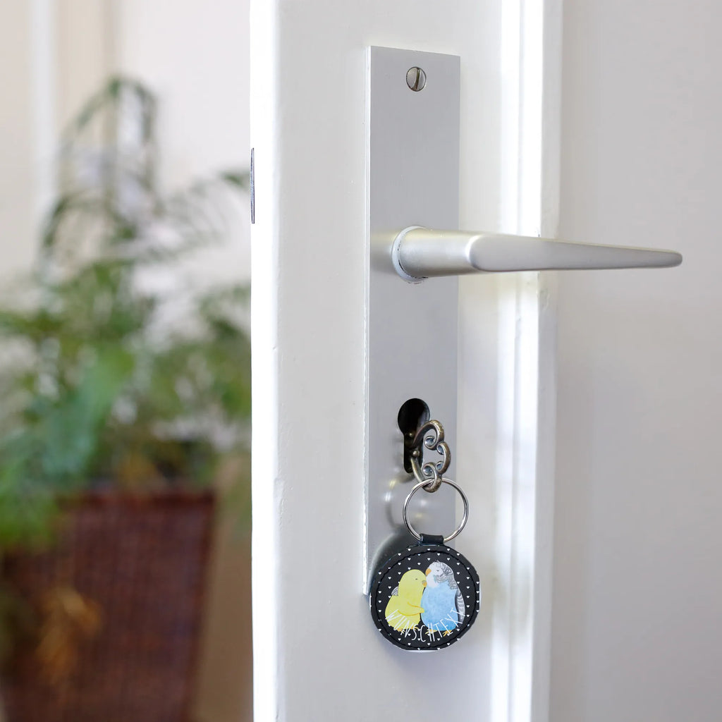 Personalisierter Schlüsselanhänger Wellensittich Liebe Schlüsselanhänger Für Auto Mit Wunschtext, Schlüsselanhänger Modern Mit Namen, Schlüsselanhänger Mit Wunschtext, Schlüsselanhänger Mit Widmung, Schlüsselanhänger Aus Leder Mit Gravur, Schlüsselanhänger Mit Botschaft, Schlüsselanhänger Für Haus Mit Gravur, Filz Schlüsselanhänger Mit Text, Schlüsselanhänger Für Paare Mit Wunschtext, Personalisierter Schlüsselanhänger, Schlüsselanhänger Geschenk Personalisiert, Schlüsselanhänger Mit Herz Und Gravur, Schlüsselanhänger Individuell, Schlüsselanhänger Vintage Mit Gravur, Schlüsselanhänger Mit Namen, Schlüsselanhänger Selbst Gestalten, Schlüsselanhänger Mit Spruch, Schlüsselanhänger Für Kinder Mit Namen, Handgemachter Schlüsselanhänger Mit Wunschtext, Schlüsselanhänger Für Männer Mit Gravur, Metall Schlüsselanhänger Mit Namen, Schlüsselanhänger Mit Koordinaten, Partner Schlüsselanhänger Personalisiert, Freundschafts Schlüsselanhänger Mit Namen, Schlüsselanhänger Mit Initialen, Schlüsselanhänger Aus Holz Mit Wunschtext, Schlüsselanhänger Mit Text, Schlüsselanhänger Für Frauen Mit Wunschtext, Schlüsselanhänger Liebevoll Gestaltet, Schlüsselanhänger Mit Datum, Schlüsselanhänger Bedruckt, Schlüsselanhänger Mit Gravur, Liebe, Partner, Freund, Freundin, Ehemann, Ehefrau, Heiraten, Verlobung, Heiratsantrag, Liebesgeschenk, Jahrestag, Hocheitstag, Vertrauen, Nähe, Wellensittich, Kuscheln, Vögel