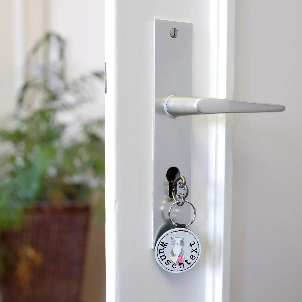 Personalisierter Schlüsselanhänger Panda Shopping Personalisierter Schlüsselanhänger, Schlüsselanhänger Mit Initialen, Schlüsselanhänger Für Paare Mit Wunschtext, Schlüsselanhänger Mit Spruch, Freundschafts Schlüsselanhänger Mit Namen, Schlüsselanhänger Für Auto Mit Wunschtext, Schlüsselanhänger Für Frauen Mit Wunschtext, Schlüsselanhänger Für Haus Mit Gravur, Metall Schlüsselanhänger Mit Namen, Schlüsselanhänger Bedruckt, Schlüsselanhänger Vintage Mit Gravur, Schlüsselanhänger Mit Wunschtext, Schlüsselanhänger Für Kinder Mit Namen, Schlüsselanhänger Mit Datum, Schlüsselanhänger Mit Botschaft, Schlüsselanhänger Liebevoll Gestaltet, Schlüsselanhänger Mit Herz Und Gravur, Schlüsselanhänger Mit Text, Schlüsselanhänger Aus Leder Mit Gravur, Schlüsselanhänger Mit Namen, Schlüsselanhänger Mit Widmung, Schlüsselanhänger Modern Mit Namen, Schlüsselanhänger Aus Holz Mit Wunschtext, Handgemachter Schlüsselanhänger Mit Wunschtext, Partner Schlüsselanhänger Personalisiert, Schlüsselanhänger Mit Gravur, Schlüsselanhänger Geschenk Personalisiert, Schlüsselanhänger Für Männer Mit Gravur, Schlüsselanhänger Mit Koordinaten, Filz Schlüsselanhänger Mit Text, Schlüsselanhänger Selbst Gestalten, Schlüsselanhänger Individuell, Geschenk, Sport, Sportart, Hobby, Schenken, Danke, Dankeschön, Auszeichnung, Gewinn, Sportler, shoppen, einkaufen, Shopping