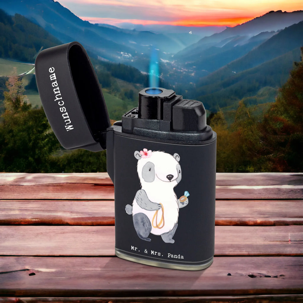 Personalisiertes Feuerzeug Schmuckverkäuferin mit Herz Feuerzeug Mit Spruch, Feuerzeug Für Männer Mit Namen, Feuerzeug mit Widmung, Feuerzeug Als Geschenk Personalisiert, Feuerzeug Mit Text, Feuerzeug Mit Persönlicher Gravur, Personalisiertes Feuerzeug, Feuerzeug Für Frauen Personalisiert, Feuerzeug Mit Wunschname, Feuerzeug Mit Widmung, Feuerzeug Geschenk Mit Namen, Feuerzeug Mit Namen Und Symbol, Feuerzeug Mit Gas nachfüllbar, Feuerzeug Bedrucken Lassen, Individuelles Feuerzeug, Graviertes Feuerzeug, Feuerzeug Mit Namen, Feuerzeug Mit Gravur, Feuerzeug Selbst Gestalten, Feuerzeug Personalisiert, Feuerzeug Mit Wunschtext, Feuerzeug Mit Datum, Feuerzeug Mit Initialen, Hochwertiges Feuerzeug Mit Namen, Beruf, Ausbildung, Jubiläum, Abschied, Rente, Kollege, Kollegin, Geschenk, Schenken, Arbeitskollege, Mitarbeiter, Firma, Danke, Dankeschön, Eröffnung, Schmuckwarenhändler, Schmied, Juwelier, Schmuckverkäuferin, Schmuckgeschäft, Goldschmied