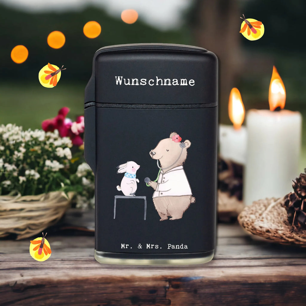 Personalisiertes Feuerzeug Tierärztin mit Herz Feuerzeug mit Widmung, Feuerzeug Mit Gravur, Feuerzeug Mit Wunschtext, Feuerzeug Mit Wunschname, Feuerzeug Mit Text, Feuerzeug Mit Namen Und Symbol, Feuerzeug Mit Spruch, Feuerzeug Als Geschenk Personalisiert, Feuerzeug Für Männer Mit Namen, Feuerzeug Mit Gas nachfüllbar, Feuerzeug Mit Widmung, Feuerzeug Mit Namen, Feuerzeug Mit Initialen, Feuerzeug Mit Datum, Feuerzeug Bedrucken Lassen, Feuerzeug Geschenk Mit Namen, Feuerzeug Für Frauen Personalisiert, Feuerzeug Mit Persönlicher Gravur, Feuerzeug Personalisiert, Feuerzeug Selbst Gestalten, Hochwertiges Feuerzeug Mit Namen, Graviertes Feuerzeug, Personalisiertes Feuerzeug, Individuelles Feuerzeug, Beruf, Ausbildung, Jubiläum, Abschied, Rente, Kollege, Kollegin, Geschenk, Schenken, Arbeitskollege, Mitarbeiter, Firma, Danke, Dankeschön