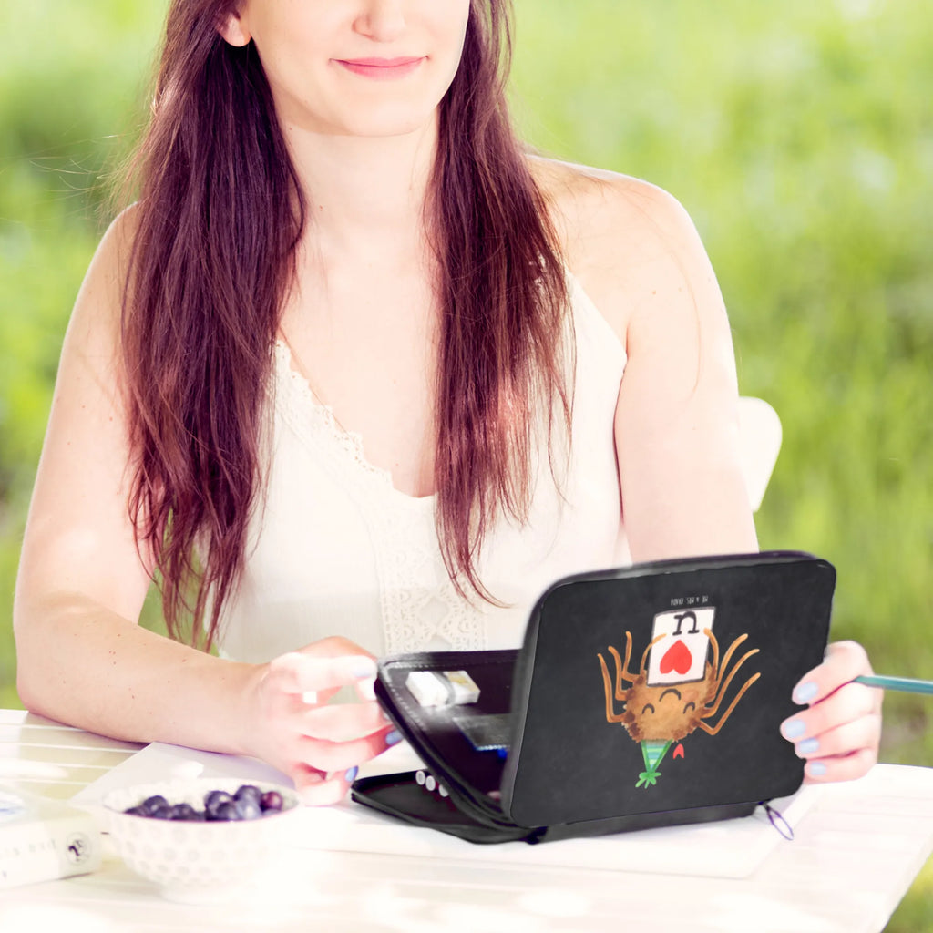 Federmappe Spinne Agathe Brief Schülerin, Stifte Etui, Schüler, Schule, Grundschule, Federmappe, Kinder Federmappe, Kind, Federmäppchen, Geschenk, Büro Stifte Etui, Motiv, Federmäppchen bedruckt, Stiftetasche, Einschulung, Stifterolle, Bestückte Federmappe, Federmappe Einschulung, Spinne Agathe, Spinne, Agathe, Videos, Merchandise, Heiratsantrag, Liebespaar, Liebesgeschenk, Liebesbeweis, Ich Liebe dich, Verliebt, Treuebeweis, Treuetest