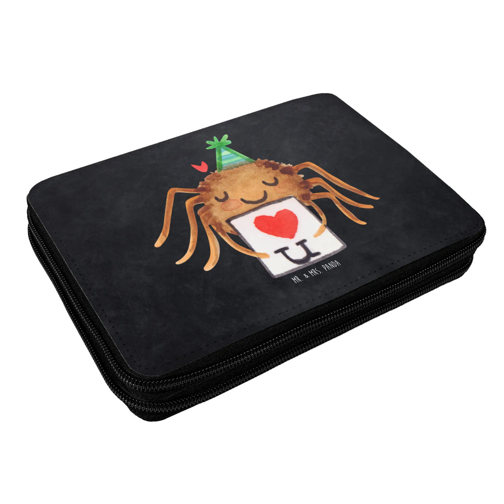 Federmappe Spinne Agathe Brief Schülerin, Stifte Etui, Schüler, Schule, Grundschule, Federmappe, Kinder Federmappe, Kind, Federmäppchen, Geschenk, Büro Stifte Etui, Motiv, Federmäppchen bedruckt, Stiftetasche, Einschulung, Stifterolle, Bestückte Federmappe, Federmappe Einschulung, Spinne Agathe, Spinne, Agathe, Videos, Merchandise, Heiratsantrag, Liebespaar, Liebesgeschenk, Liebesbeweis, Ich Liebe dich, Verliebt, Treuebeweis, Treuetest