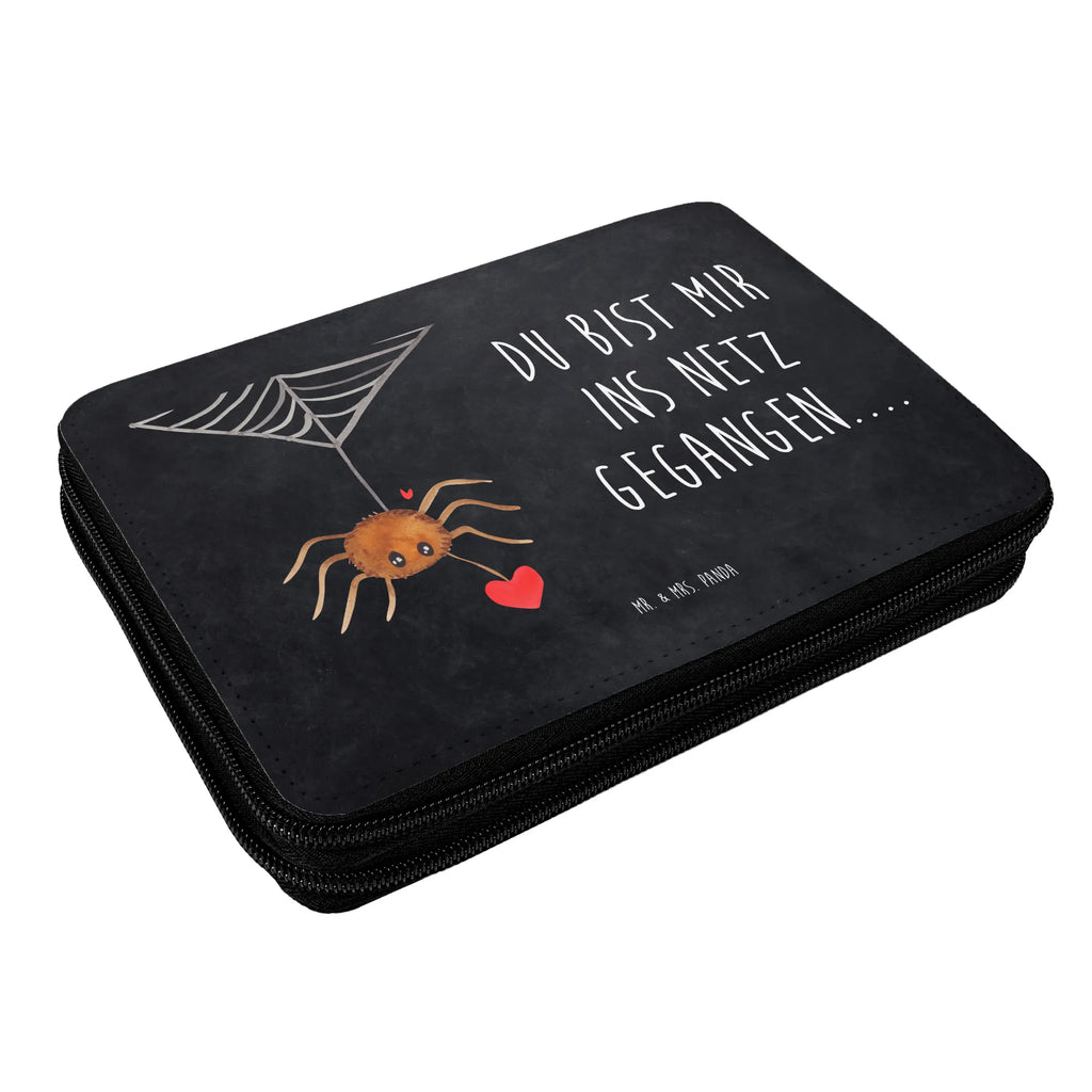 Leather folder Spider Agathe Love Kinder Federmappe, Schüler, Motiv, Grundschule, Bestückte Federmappe, Schülerin, Büro Stifte Etui, Stifterolle, Schule, Federmäppchen bedruckt, Geschenk, Kind, Stiftetasche, Federmäppchen, Federmappe, Federmappe Einschulung, Einschulung, Stifte Etui, Spinne Agathe, Spinne, Agathe, Videos, Merchandise, Verliebt, Liebesbeweis, Liebesgeschenk, Liebe