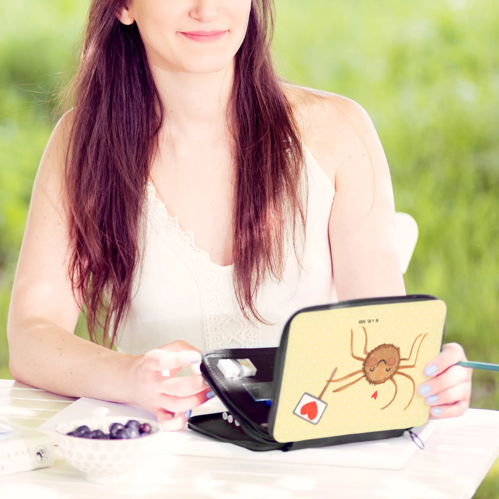 Federmappe Spinne Agathe Motivation Kind, Motiv, Federmappe Einschulung, Stifterolle, Schülerin, Stifte Etui, Stiftetasche, Federmäppchen, Büro Stifte Etui, Federmappe, Geschenk, Schule, Federmäppchen bedruckt, Kinder Federmappe, Grundschule, Bestückte Federmappe, Schüler, Einschulung, Spinne Agathe, Spinne, Agathe, Videos, Merchandise, Motivation, Vertrauen, Liebe, Dankeschön, Glück