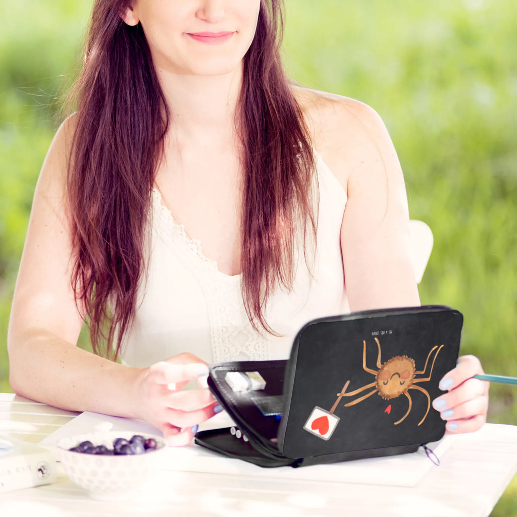 Federmappe Spinne Agathe Motivation Kind, Motiv, Federmappe Einschulung, Stifterolle, Schülerin, Stifte Etui, Stiftetasche, Federmäppchen, Büro Stifte Etui, Federmappe, Geschenk, Schule, Federmäppchen bedruckt, Kinder Federmappe, Grundschule, Bestückte Federmappe, Schüler, Einschulung, Spinne Agathe, Spinne, Agathe, Videos, Merchandise, Motivation, Vertrauen, Liebe, Dankeschön, Glück