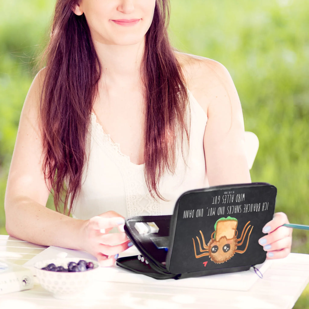 Leather folder Spider Agathe Sandwich Buntstiftetui, Stiftebeutel, Schulmäppchen, Federtasche, Mäppchen, Schreibetui, Schlampermäppchen, Schreibmappe, Zeichenetui, Schuletui, Stifte Etui, Etui für Stifte, Stiftetasche, Farbstiftetui, Federmäppchen, Stifteetui, Federmappe Set, Stiftemappe, Bleistiftetui, Buntstiftmäppchen, Malmappe, Bleistift Etui, Schüleretui, Spinne Agathe, Agathe, Videos, Merchandise, Spinne, Hungrig, Glück, Hunger, Lebensfreude, Alles Wird gut, Verfressen, Mut