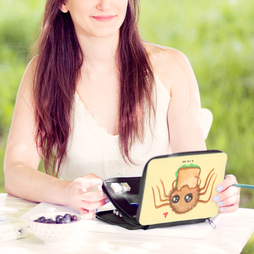 Leather folder Spider Agathe Sandwich Buntstiftetui, Stiftebeutel, Schulmäppchen, Federtasche, Mäppchen, Schreibetui, Schlampermäppchen, Schreibmappe, Zeichenetui, Schuletui, Stifte Etui, Etui für Stifte, Stiftetasche, Farbstiftetui, Federmäppchen, Stifteetui, Federmappe Set, Stiftemappe, Bleistiftetui, Buntstiftmäppchen, Malmappe, Bleistift Etui, Schüleretui, Spinne Agathe, Agathe, Videos, Merchandise, Spinne, Hungrig, Glück, Hunger, Lebensfreude, Alles Wird gut, Verfressen, Mut