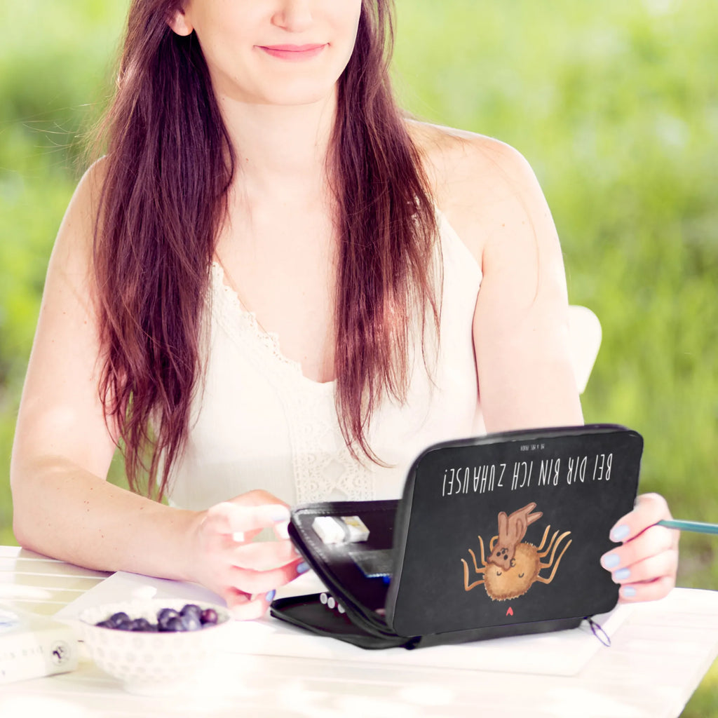 Federmappe Spinne Agathe Teddy Schlampermäppchen, Mäppchen, Federmappe Set, Stiftebeutel, Stiftemappe, Malmappe, Federtasche, Buntstiftetui, Schreibmappe, Bleistift Etui, Zeichenetui, Schreibetui, Stifteetui, Etui für Stifte, Buntstiftmäppchen, Stifte Etui, Federmäppchen, Bleistiftetui, Farbstiftetui, Schüleretui, Schulmäppchen, Stiftetasche, Schuletui, Spinne Agathe, Spinne, Agathe, Videos, Merchandise, Miteinander, Liebesgeschenk, Freundschaft, Teddy, Treue, Liebesbeweis, Verliebt, Dankeschön