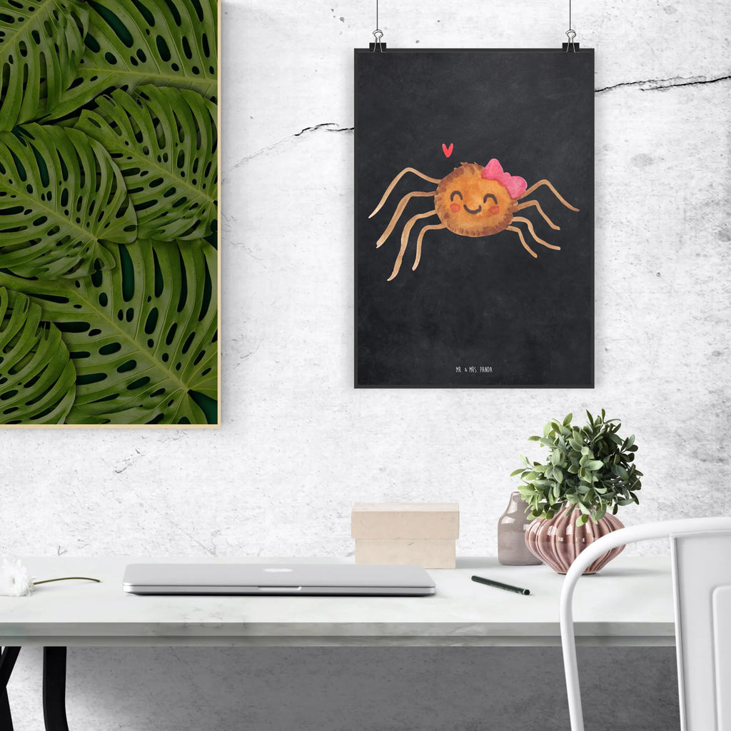 Poster Spider Agathe Joy Wanddeko, Mr. & Mrs. Panda Poster, Wandbild, Kinderposter, schlafzimmer poster, Wanddekoration, bild für wand, plakat, Posterdruck, großes poster, Wanddeko Bild, Designposter, Wandposter, Poster, Raumdekoration, Küchenposter, Deko Bild, poster sprüche, Kunstdruck, kinderzimmer poster, Bild, Handgemaltes Poster, Merchandise, Videos, Agathe, Spinne, Spinne Agathe, Trend, Viral, Beliebte Spinne, Viraler Hit