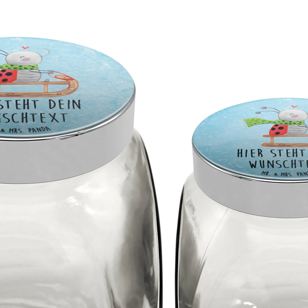 Spersonalizowany słoik na cukierki Smörle jazda na sankach Aufbewahrungsglas Für Süßes Mit Namen, Bonbonglas Mit Liebevollem Spruch, Glas Für Naschkatzen Mit Wunschtext, Leckerliglas Mit Wunschtext, Bonbonglas Vintage Mit Wunschtext, Glasbehälter Für Naschzeug Mit Gravur, Bonbonglas Mit Deckel Und Gravur, Bonbonglas Party Mit Wunschtext, Naschglas Mit Wunschtext, Bonbonglas Selbst Gestalten, Bonbonglas Mit Schraubdeckel Und Wunschtext, Bonbonglas Küche Mit Gravur, Bonbonglas Mit Namen, Candyglas Mit Gravur, Bonbonglas Mit Spruch, Bonbonglas Mit Wunschtext, Bonboniere Mit Gravur, Geschenkglas Für Süßes Mit Wunschtext, Bonbonglas Mit Korken Und Namen, Glas Für Bonbons Mit Namen, Personalisiertes Bonbonglas, Bonbonglas Bedruckt, Süßigkeitenglas Mit Wunschtext, Bonbonglas Als Geschenk Personalisiert, Bonbonglas Für Erwachsene Personalisiert, Bonbonglas Retro Mit Namen, Naschdose Mit Namen, Deko Bonbonglas Mit Gravur, Vorratsdose Für Süßigkeiten Mit Gravur, Vorratsglas Für Süßigkeiten Personalisiert, Bonbonglas Für Kinder Mit Namen, Glasdose Für Bonbons Personalisiert, Bonbonglas Graviert, Winter, Weihnachten, Weihnachtsdeko, Nikolaus, Advent, Heiligabend, Wintermotiv, Marzipan, Smörle, Schlittenfahren
