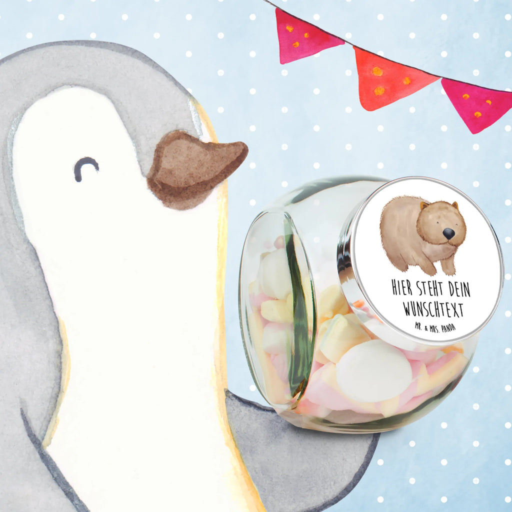 Spersonalizowany słoik na cukierki Wombat Glas Für Bonbons Mit Namen, Bonbonglas Bedruckt, Deko Bonbonglas Mit Gravur, Bonbonglas Mit Korken Und Namen, Geschenkglas Für Süßes Mit Wunschtext, Bonbonglas Selbst Gestalten, Vorratsdose Für Süßigkeiten Mit Gravur, Bonbonglas Mit Wunschtext, Leckerliglas Mit Wunschtext, Bonbonglas Mit Spruch, Vorratsglas Für Süßigkeiten Personalisiert, Candyglas Mit Gravur, Aufbewahrungsglas Für Süßes Mit Namen, Personalisiertes Bonbonglas, Glas Für Naschkatzen Mit Wunschtext, Naschglas Mit Wunschtext, Bonbonglas Party Mit Wunschtext, Glasbehälter Für Naschzeug Mit Gravur, Bonbonglas Mit Schraubdeckel Und Wunschtext, Bonbonglas Für Kinder Mit Namen, Bonbonglas Graviert, Naschdose Mit Namen, Bonbonglas Vintage Mit Wunschtext, Bonboniere Mit Gravur, Bonbonglas Als Geschenk Personalisiert, Glasdose Für Bonbons Personalisiert, Bonbonglas Mit Namen, Bonbonglas Retro Mit Namen, Bonbonglas Küche Mit Gravur, Bonbonglas Mit Deckel Und Gravur, Süßigkeitenglas Mit Wunschtext, Bonbonglas Mit Liebevollem Spruch, Bonbonglas Für Erwachsene Personalisiert, Tiermotive, Gute Laune, lustige Sprüche, Tiere, Wombat, Motivation, Das Leben ist schön, Australien, Spruch