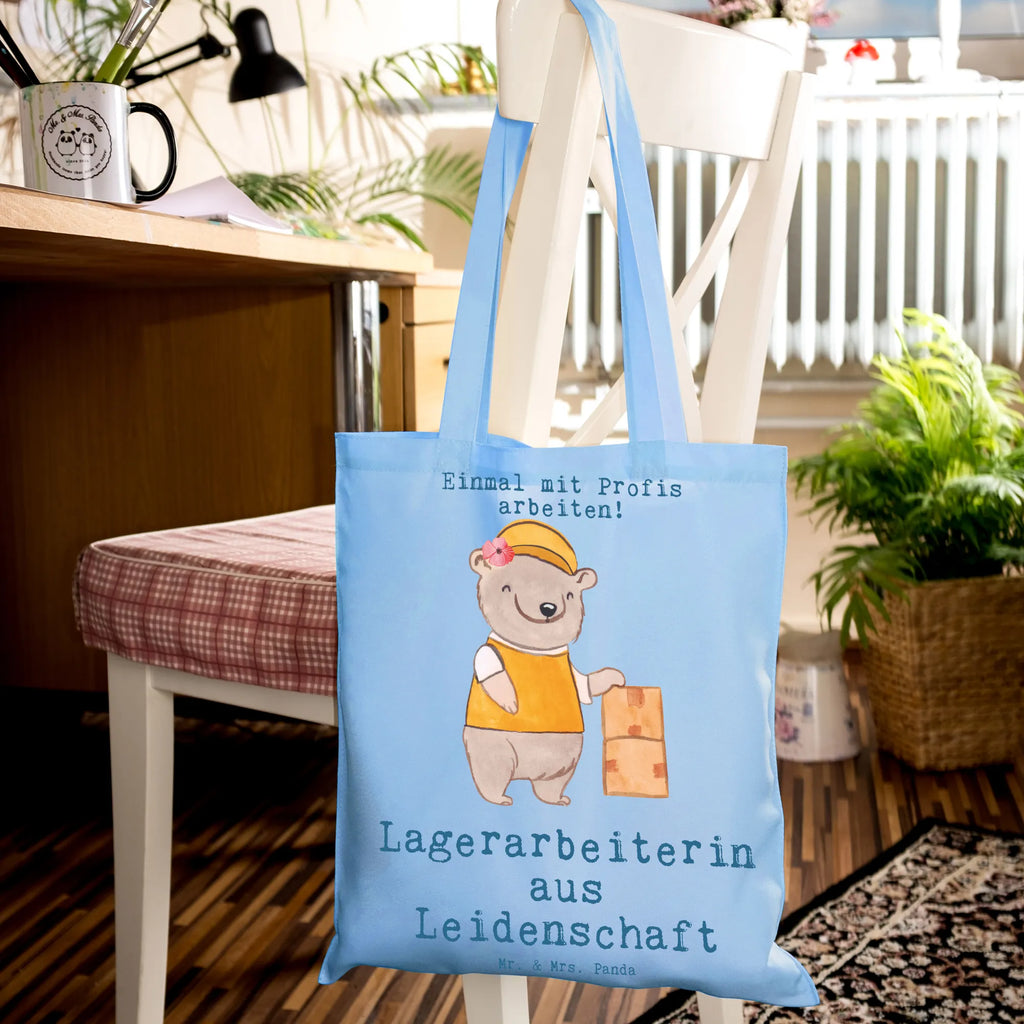 Tragetasche Lagerarbeiterin aus Leidenschaft Unitasche, Tote Bag, tragbeutel, Shopping Tasche, Beutel, Büchertasche, Einkaufsbeutel, Schulbeutel, Stoff-Tragetasche, baumwoll shopper, freizeitbeutel, schulterbeutel, umhängetasche baumwolle, Tasche, Umhängetasche, schultertasche baumwolle, Baumwoll-Tragetasche, dokumententasche, canvas tasche, tasche baumwolle, studententasche, Stoffbeutel, textilbeutel, Henkeltasche, Baumwolltasche, Jutebeutel, einkaufsshopper, henkeltasche baumwolle, umhängebeutel, Tragetasche, Uni Tasche, Schultertasche, festival tasche, Schultasche, textiltasche, Stofftasche, stofftasche baumwolle, stoff shopper, einkaufstasche baumwolle, Shopper, Einkaufstüte, Laptoptasche, Alltagstasche, Einkaufstasche, Tüte, Strandtasche, Baumwollbeutel, Baumwoll-Shopper, tragetasche baumwolle, Jutetasche, festivaltasche, universaltasche, campus tasche, beutel baumwolle, Freizeittasche, totebag, Geschenk, Schenken, Jubiläum, Danke, Dankeschön, Beruf, Ausbildung, Abschied, Rente, Kollege, Kollegin, Arbeitskollege, Mitarbeiter, Firma, Lagerarbeiterin, Lagerverwalterin, Lageristin, Fachlageristin