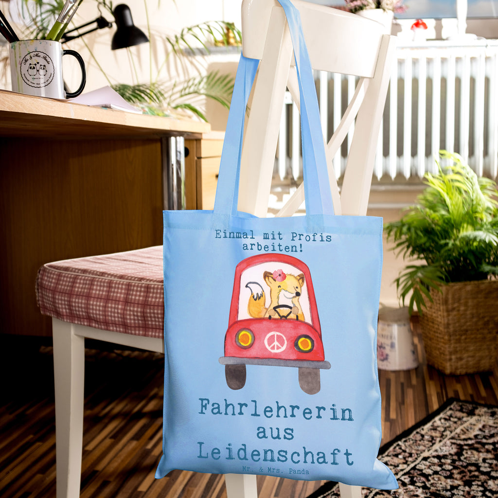 Tragetasche Fahrlehrerin aus Leidenschaft Tragetasche, Laptoptasche, Jutebeutel, Badetasche, Beutel, Stoffbeutel, Einkaufstüte, Schultertasche, Einkaufstasche, Stofftasche, Beuteltasche, Strandtasche, Tasche, Shopper, Jutetasche, Umhängetasche, Beruf, Ausbildung, Jubiläum, Abschied, Rente, Kollege, Kollegin, Geschenk, Schenken, Arbeitskollege, Mitarbeiter, Firma, Danke, Dankeschön, Fahrlehrerin, Fahrschullehrerin, Fahrschule