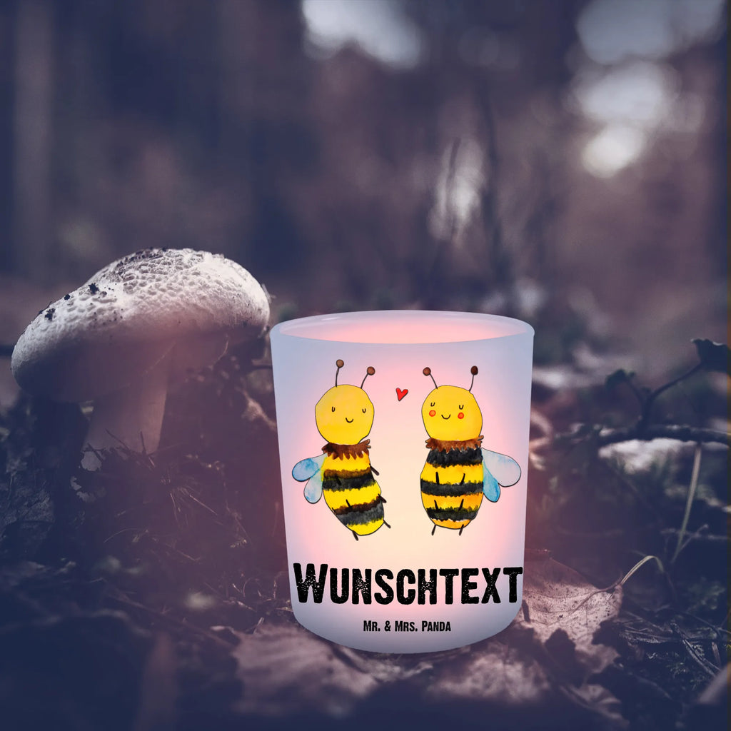 Personalisiertes Windlicht Biene Verliebt Windlicht Garten mit Namen, Windlicht Skandinavisch, Windlicht Outdoor, Windlicht Modern, Teelichthalter mit Wunschtext, Windlicht Boho, Windlicht Für Draußen, Teelichthalter Outdoor mit Namen, Windlicht Dekoration mit Namen, Windlicht Groß, Windlicht Wohnzimmer, Windlicht Terrasse, Windlicht Romantisch, Windlicht Nachhaltig, Windlicht mit Namen, Windlicht Draußen selber gestalten, Windlicht Kerzenhalter, Windlicht Glas mit Wunschtext, Teelichthalter mit Namen, Windlicht Design, Teelichthalter für draußen selber gestalten, Teelicht Glas mit Namen, Windlicht Handgemacht, Windlicht Balkon, Windlicht Vintage mit Namen, Windlicht Klein, Windlicht Laterne, Windlicht Geschenk, Windlichter mit Namen, Biene, Wespe, Hummel
