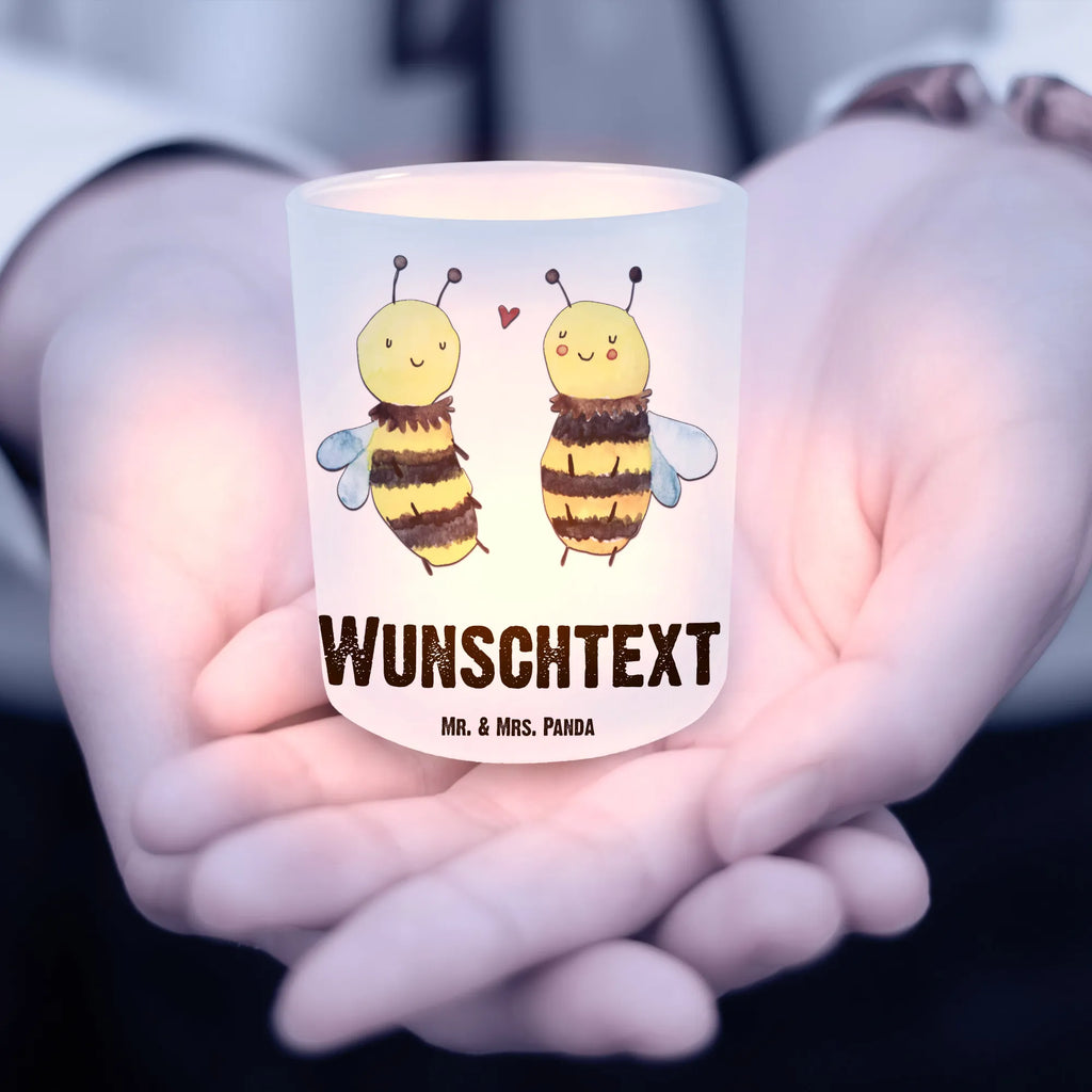 Personalisiertes Windlicht Biene Verliebt Windlicht Garten mit Namen, Windlicht Skandinavisch, Windlicht Outdoor, Windlicht Modern, Teelichthalter mit Wunschtext, Windlicht Boho, Windlicht Für Draußen, Teelichthalter Outdoor mit Namen, Windlicht Dekoration mit Namen, Windlicht Groß, Windlicht Wohnzimmer, Windlicht Terrasse, Windlicht Romantisch, Windlicht Nachhaltig, Windlicht mit Namen, Windlicht Draußen selber gestalten, Windlicht Kerzenhalter, Windlicht Glas mit Wunschtext, Teelichthalter mit Namen, Windlicht Design, Teelichthalter für draußen selber gestalten, Teelicht Glas mit Namen, Windlicht Handgemacht, Windlicht Balkon, Windlicht Vintage mit Namen, Windlicht Klein, Windlicht Laterne, Windlicht Geschenk, Windlichter mit Namen, Biene, Wespe, Hummel