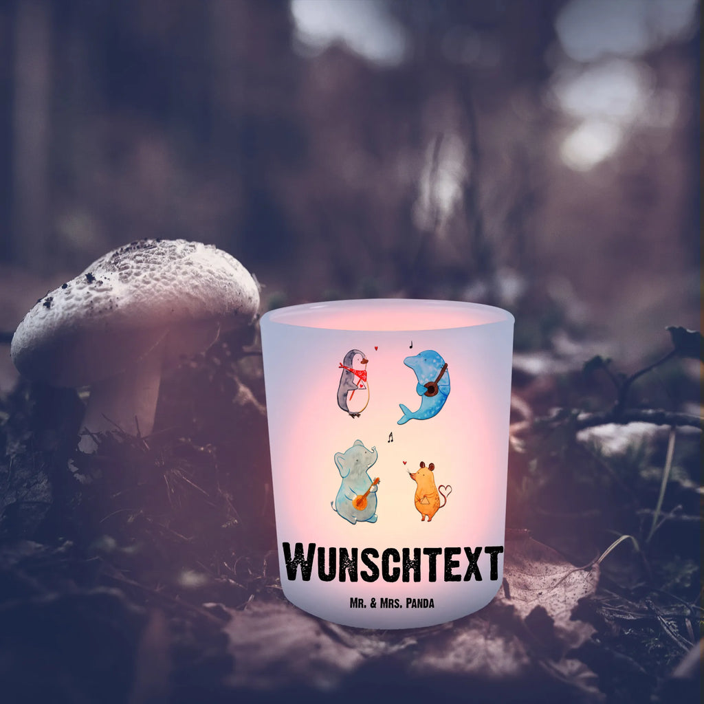 Personalisiertes Windlicht Big Band Teelichthalter mit Namen, Windlicht Balkon, Windlicht Kerzenhalter, Windlicht Modern, Windlichter mit Namen, Teelichthalter mit Wunschtext, Windlicht Wohnzimmer, Windlicht Glas mit Wunschtext, Teelicht Glas mit Namen, Windlicht Geschenk, Windlicht Vintage mit Namen, Windlicht Dekoration mit Namen, Windlicht Boho, Windlicht Groß, Windlicht mit Namen, Windlicht Klein, Windlicht Garten mit Namen, Teelichthalter Outdoor mit Namen, Windlicht Terrasse, Teelichthalter für draußen selber gestalten, Windlicht Outdoor, Windlicht Für Draußen, Windlicht Handgemacht, Windlicht Design, Windlicht Draußen selber gestalten, Windlicht Nachhaltig, Windlicht Laterne, Windlicht Skandinavisch, Windlicht Romantisch, Tiermotive, Gute Laune, lustige Sprüche, Tiere, Triangel, Hund, Band, Maus, Musikanten, Pinguin, Delfin, Elefant, Musik, Gitarre