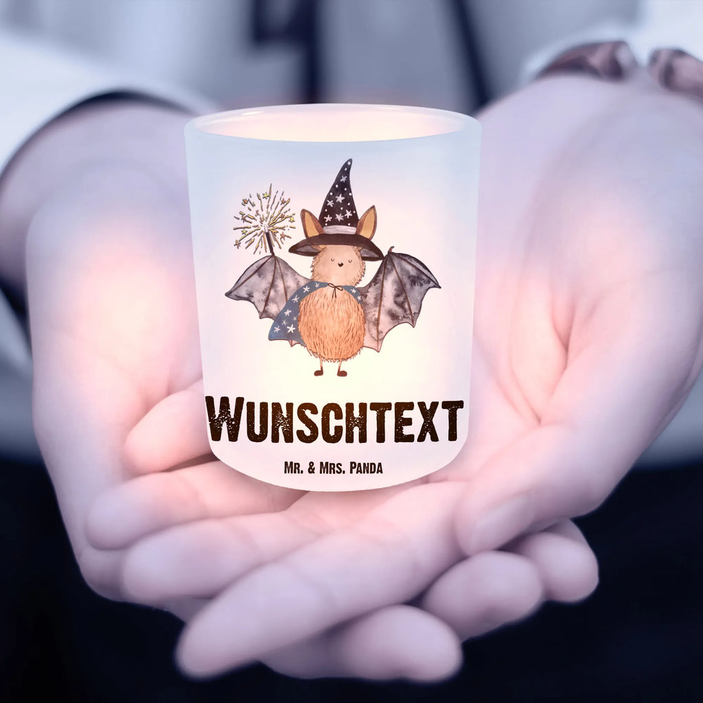 Personalisiertes Windlicht Fledermaus Zauberer Teelichthalter Outdoor mit Namen, Windlicht Terrasse, Windlicht Garten mit Namen, Windlicht Nachhaltig, Windlicht Klein, Windlicht Boho, Windlicht Groß, Windlicht Modern, Windlicht mit Namen, Windlicht Für Draußen, Windlicht Balkon, Windlicht Vintage mit Namen, Windlicht Handgemacht, Windlicht Wohnzimmer, Windlicht Design, Windlicht Romantisch, Windlicht Dekoration mit Namen, Windlichter mit Namen, Windlicht Geschenk, Windlicht Laterne, Windlicht Skandinavisch, Windlicht Glas mit Wunschtext, Windlicht Kerzenhalter, Teelichthalter für draußen selber gestalten, Teelichthalter mit Namen, Windlicht Draußen selber gestalten, Teelicht Glas mit Namen, Teelichthalter mit Wunschtext, Windlicht Outdoor, Tiermotive, Gute Laune, lustige Sprüche, Tiere, Magier, Fledermäuse, Zauberer, Fledermaus, Frauen, reinsteigern