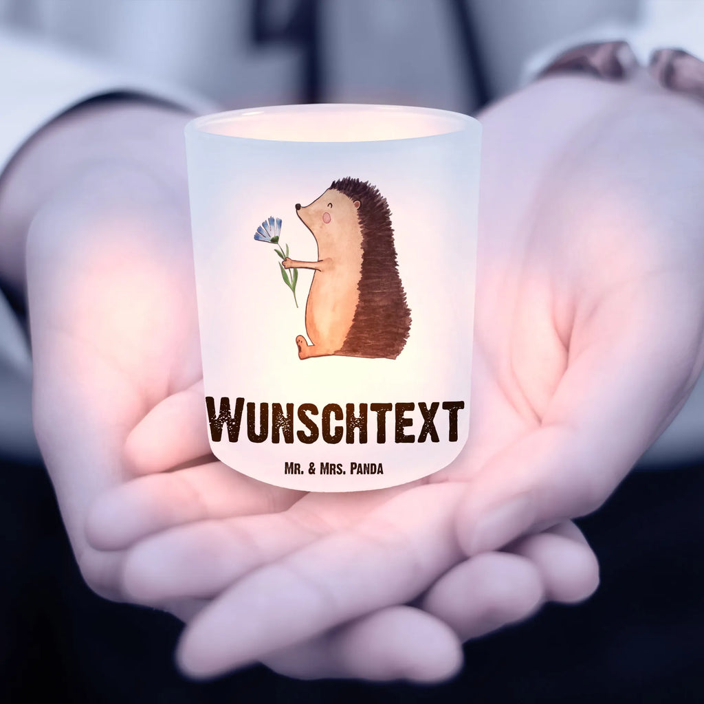 Personalisiertes Windlicht Igel Blumen Windlicht Wohnzimmer, Teelichthalter mit Namen, Windlicht Garten mit Namen, Windlicht Terrasse, Windlicht Modern, Teelicht Glas mit Namen, Teelichthalter mit Wunschtext, Windlicht Draußen selber gestalten, Windlicht Nachhaltig, Windlicht Handgemacht, Windlicht Skandinavisch, Windlicht Dekoration mit Namen, Windlicht Groß, Windlicht Laterne, Windlicht Kerzenhalter, Windlicht Balkon, Windlicht Geschenk, Teelichthalter Outdoor mit Namen, Windlicht Für Draußen, Windlicht Vintage mit Namen, Windlicht Klein, Windlicht Romantisch, Teelichthalter für draußen selber gestalten, Windlichter mit Namen, Windlicht Design, Windlicht Glas mit Wunschtext, Windlicht mit Namen, Windlicht Boho, Windlicht Outdoor, Tiermotive, Gute Laune, lustige Sprüche, Tiere, Genesungswünsche, Besuch, Gute Besserung, Krankenhaus, Igel, Krankheit, krank