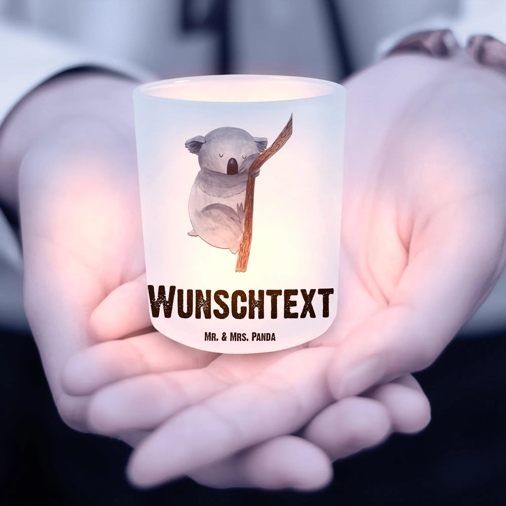 Personalisiertes Windlicht Koalabär Teelichthalter für draußen selber gestalten, Windlicht Draußen selber gestalten, Windlicht Wohnzimmer, Windlicht Garten mit Namen, Windlicht Romantisch, Teelichthalter mit Wunschtext, Windlicht Kerzenhalter, Windlicht Design, Windlicht Nachhaltig, Windlicht Boho, Teelichthalter Outdoor mit Namen, Teelichthalter mit Namen, Windlicht Klein, Windlicht Geschenk, Windlicht Glas mit Wunschtext, Windlicht Modern, Windlicht Outdoor, Windlicht Handgemacht, Windlicht Dekoration mit Namen, Windlicht mit Namen, Windlicht Balkon, Teelicht Glas mit Namen, Windlicht Terrasse, Windlicht Groß, Windlicht Skandinavisch, Windlicht Vintage mit Namen, Windlicht Laterne, Windlichter mit Namen, Windlicht Für Draußen, Tiermotive, Gute Laune, lustige Sprüche, Tiere, Schlafzimmer, Traumland, träumen, Traum, Bär, Koalabär, Koala, schlafen