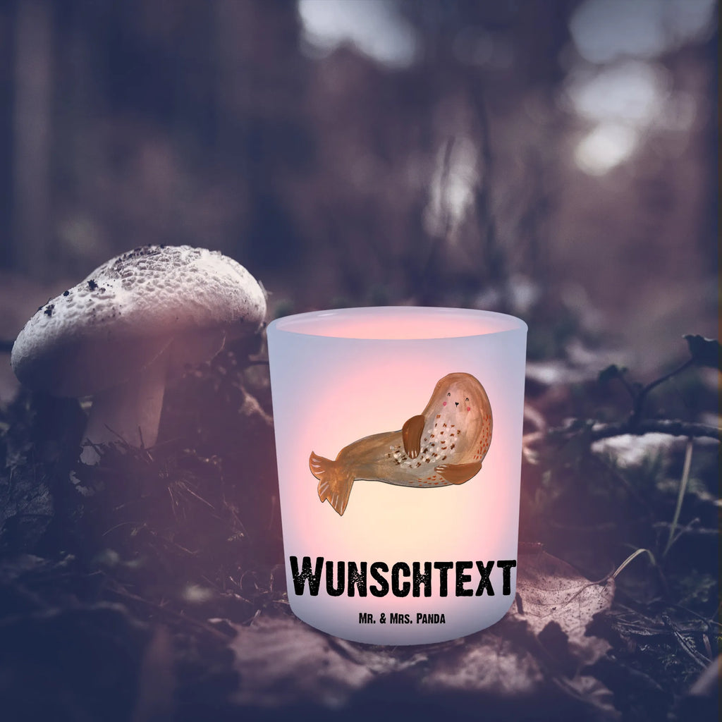 Personalisiertes Windlicht Robbe Lachen Teelichthalter mit Wunschtext, Windlicht Design, Windlicht Terrasse, Teelichthalter Outdoor mit Namen, Windlicht Wohnzimmer, Windlicht Geschenk, Windlicht Klein, Teelicht Glas mit Namen, Windlicht Nachhaltig, Windlicht Balkon, Windlicht Romantisch, Windlicht mit Namen, Windlichter mit Namen, Windlicht Kerzenhalter, Windlicht Für Draußen, Windlicht Boho, Windlicht Laterne, Windlicht Handgemacht, Windlicht Groß, Teelichthalter für draußen selber gestalten, Windlicht Garten mit Namen, Windlicht Skandinavisch, Windlicht Modern, Windlicht Dekoration mit Namen, Windlicht Vintage mit Namen, Windlicht Outdoor, Windlicht Draußen selber gestalten, Windlicht Glas mit Wunschtext, Teelichthalter mit Namen, Tiermotive, Gute Laune, lustige Sprüche, Tiere, Robben, Seehund, Meerestier, Strand, Nordsee, Robbe, Ostsee