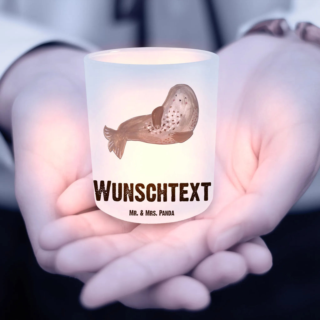 Personalisiertes Windlicht Robbe Lachen Teelichthalter mit Wunschtext, Windlicht Design, Windlicht Terrasse, Teelichthalter Outdoor mit Namen, Windlicht Wohnzimmer, Windlicht Geschenk, Windlicht Klein, Teelicht Glas mit Namen, Windlicht Nachhaltig, Windlicht Balkon, Windlicht Romantisch, Windlicht mit Namen, Windlichter mit Namen, Windlicht Kerzenhalter, Windlicht Für Draußen, Windlicht Boho, Windlicht Laterne, Windlicht Handgemacht, Windlicht Groß, Teelichthalter für draußen selber gestalten, Windlicht Garten mit Namen, Windlicht Skandinavisch, Windlicht Modern, Windlicht Dekoration mit Namen, Windlicht Vintage mit Namen, Windlicht Outdoor, Windlicht Draußen selber gestalten, Windlicht Glas mit Wunschtext, Teelichthalter mit Namen, Tiermotive, Gute Laune, lustige Sprüche, Tiere, Robben, Seehund, Meerestier, Strand, Nordsee, Robbe, Ostsee