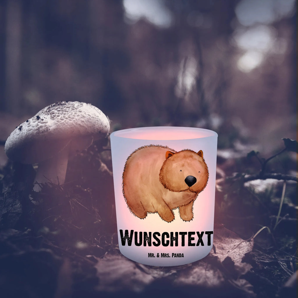 Personalisiertes Windlicht Wombat Windlicht Terrasse, Teelichthalter Outdoor mit Namen, Windlicht Handgemacht, Windlicht Groß, Teelichthalter mit Wunschtext, Windlicht Dekoration mit Namen, Windlicht Nachhaltig, Windlicht Glas mit Wunschtext, Windlicht Für Draußen, Windlicht Vintage mit Namen, Windlicht Laterne, Windlicht Design, Windlicht mit Namen, Windlicht Geschenk, Windlicht Kerzenhalter, Windlichter mit Namen, Windlicht Modern, Windlicht Skandinavisch, Windlicht Balkon, Teelichthalter für draußen selber gestalten, Windlicht Wohnzimmer, Windlicht Boho, Windlicht Romantisch, Teelichthalter mit Namen, Windlicht Klein, Windlicht Outdoor, Teelicht Glas mit Namen, Windlicht Garten mit Namen, Windlicht Draußen selber gestalten, Tiermotive, Gute Laune, lustige Sprüche, Tiere, Das Leben ist schön, Australien, Motivation, Spruch, Wombat