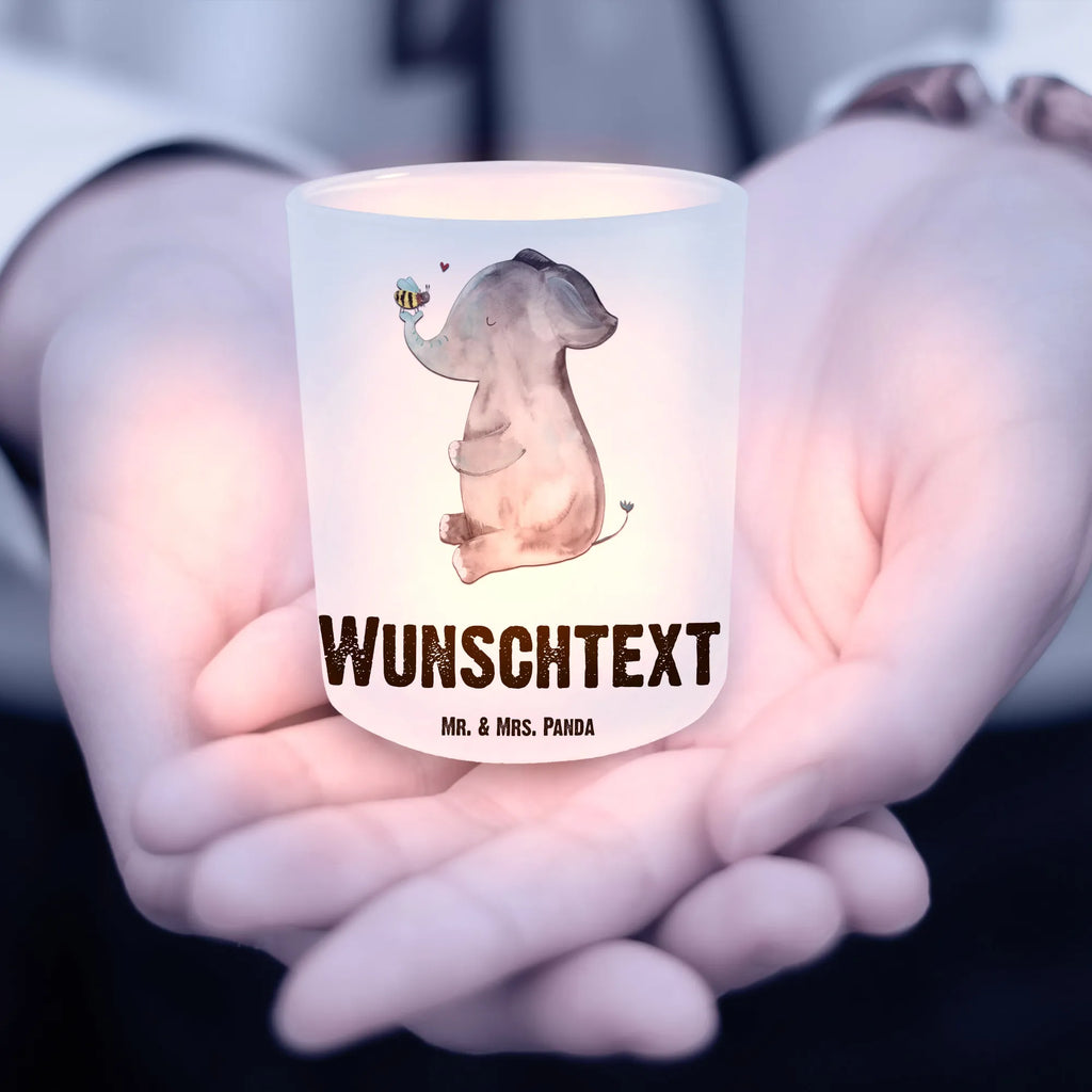 Personalisiertes Windlicht Elefant Biene Windlicht Draußen selber gestalten, Windlicht Glas mit Wunschtext, Windlicht Skandinavisch, Windlicht Geschenk, Windlicht Outdoor, Teelichthalter mit Wunschtext, Windlicht mit Namen, Windlicht Design, Windlichter mit Namen, Windlicht Laterne, Windlicht Groß, Windlicht Balkon, Windlicht Kerzenhalter, Windlicht Garten mit Namen, Windlicht Terrasse, Windlicht Handgemacht, Teelicht Glas mit Namen, Windlicht Dekoration mit Namen, Windlicht Für Draußen, Teelichthalter Outdoor mit Namen, Windlicht Wohnzimmer, Teelichthalter für draußen selber gestalten, Windlicht Nachhaltig, Windlicht Klein, Windlicht Boho, Windlicht Modern, Windlicht Vintage mit Namen, Teelichthalter mit Namen, Windlicht Romantisch, Tiermotive, Gute Laune, lustige Sprüche, Tiere, Elefant, Liebesspruch, Liebe, Liebesgeschenk, Liebesbeweis, Heiratsantrag, Biene, Hochzeitsgeschenk, Jahrestag