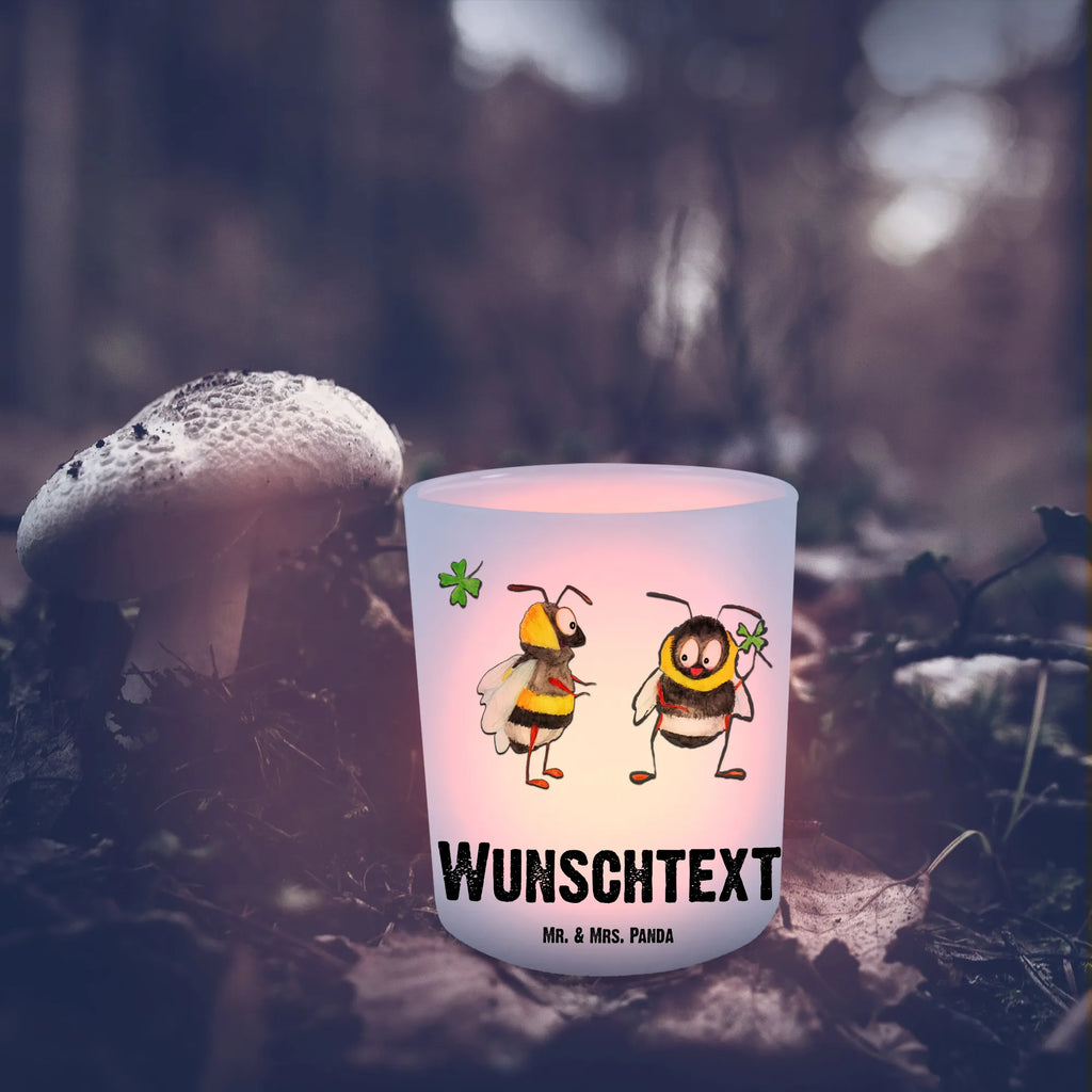 Personalisiertes Windlicht Hummeln Kleeblatt Windlicht Groß, Windlicht Wohnzimmer, Windlicht Für Draußen, Windlicht Outdoor, Windlicht Geschenk, Windlicht Garten mit Namen, Windlicht Balkon, Teelicht Glas mit Namen, Windlicht Nachhaltig, Windlicht Laterne, Windlicht Skandinavisch, Windlicht Boho, Windlicht Romantisch, Teelichthalter Outdoor mit Namen, Windlicht Handgemacht, Windlicht Draußen selber gestalten, Windlicht Glas mit Wunschtext, Teelichthalter mit Wunschtext, Windlicht Vintage mit Namen, Windlicht Terrasse, Windlichter mit Namen, Windlicht Dekoration mit Namen, Windlicht Kerzenhalter, Windlicht Modern, Windlicht Design, Teelichthalter für draußen selber gestalten, Windlicht mit Namen, Teelichthalter mit Namen, Windlicht Klein, Tiermotive, Gute Laune, lustige Sprüche, Tiere, Spruch fröhlich, Spruch positiv, glücklich sein, Biene, Spruch schön, Hummel, glücklich werden, Biene Deko