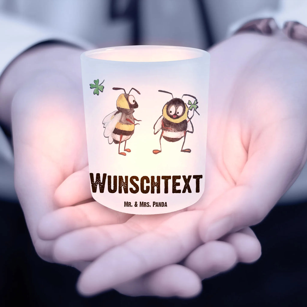 Personalisiertes Windlicht Hummeln Kleeblatt Windlicht Groß, Windlicht Wohnzimmer, Windlicht Für Draußen, Windlicht Outdoor, Windlicht Geschenk, Windlicht Garten mit Namen, Windlicht Balkon, Teelicht Glas mit Namen, Windlicht Nachhaltig, Windlicht Laterne, Windlicht Skandinavisch, Windlicht Boho, Windlicht Romantisch, Teelichthalter Outdoor mit Namen, Windlicht Handgemacht, Windlicht Draußen selber gestalten, Windlicht Glas mit Wunschtext, Teelichthalter mit Wunschtext, Windlicht Vintage mit Namen, Windlicht Terrasse, Windlichter mit Namen, Windlicht Dekoration mit Namen, Windlicht Kerzenhalter, Windlicht Modern, Windlicht Design, Teelichthalter für draußen selber gestalten, Windlicht mit Namen, Teelichthalter mit Namen, Windlicht Klein, Tiermotive, Gute Laune, lustige Sprüche, Tiere, Spruch fröhlich, Spruch positiv, glücklich sein, Biene, Spruch schön, Hummel, glücklich werden, Biene Deko