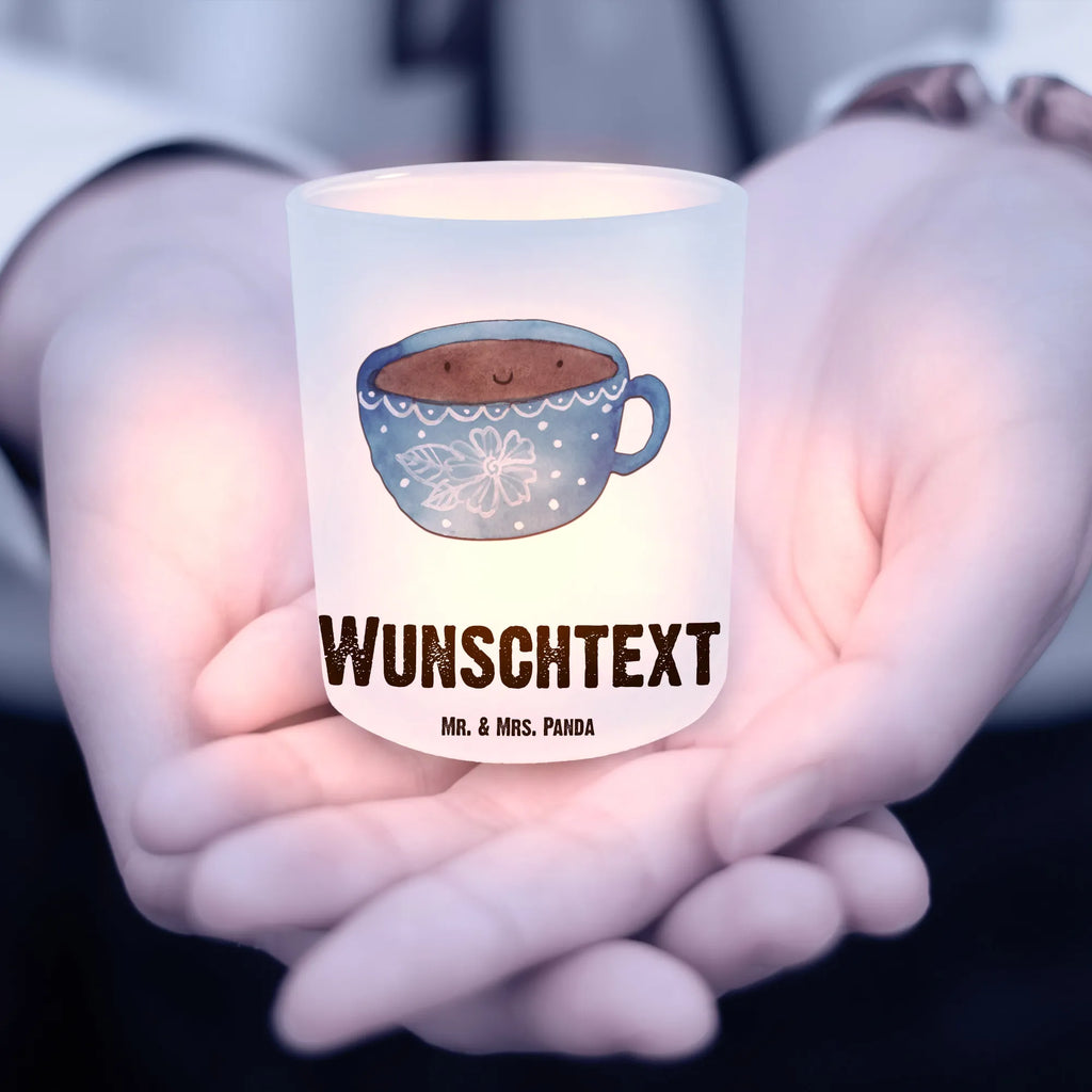 Personalisiertes Windlicht Kaffee Tasse Windlicht Geschenk, Windlicht Dekoration mit Namen, Windlicht Vintage mit Namen, Windlicht Boho, Windlicht Klein, Windlicht Modern, Windlicht Groß, Teelichthalter mit Wunschtext, Windlicht Wohnzimmer, Windlicht Kerzenhalter, Windlicht Romantisch, Windlicht Nachhaltig, Teelichthalter für draußen selber gestalten, Windlicht Draußen selber gestalten, Windlicht Terrasse, Windlicht Laterne, Windlicht Skandinavisch, Windlichter mit Namen, Teelichthalter Outdoor mit Namen, Teelicht Glas mit Namen, Windlicht Handgemacht, Teelichthalter mit Namen, Windlicht Für Draußen, Windlicht Design, Windlicht Balkon, Windlicht Outdoor, Windlicht mit Namen, Windlicht Glas mit Wunschtext, Windlicht Garten mit Namen, Tiermotive, Gute Laune, lustige Sprüche, Tiere, Geschmack, Glücklich, Liebe, Genuss, Kaffee, Tasse