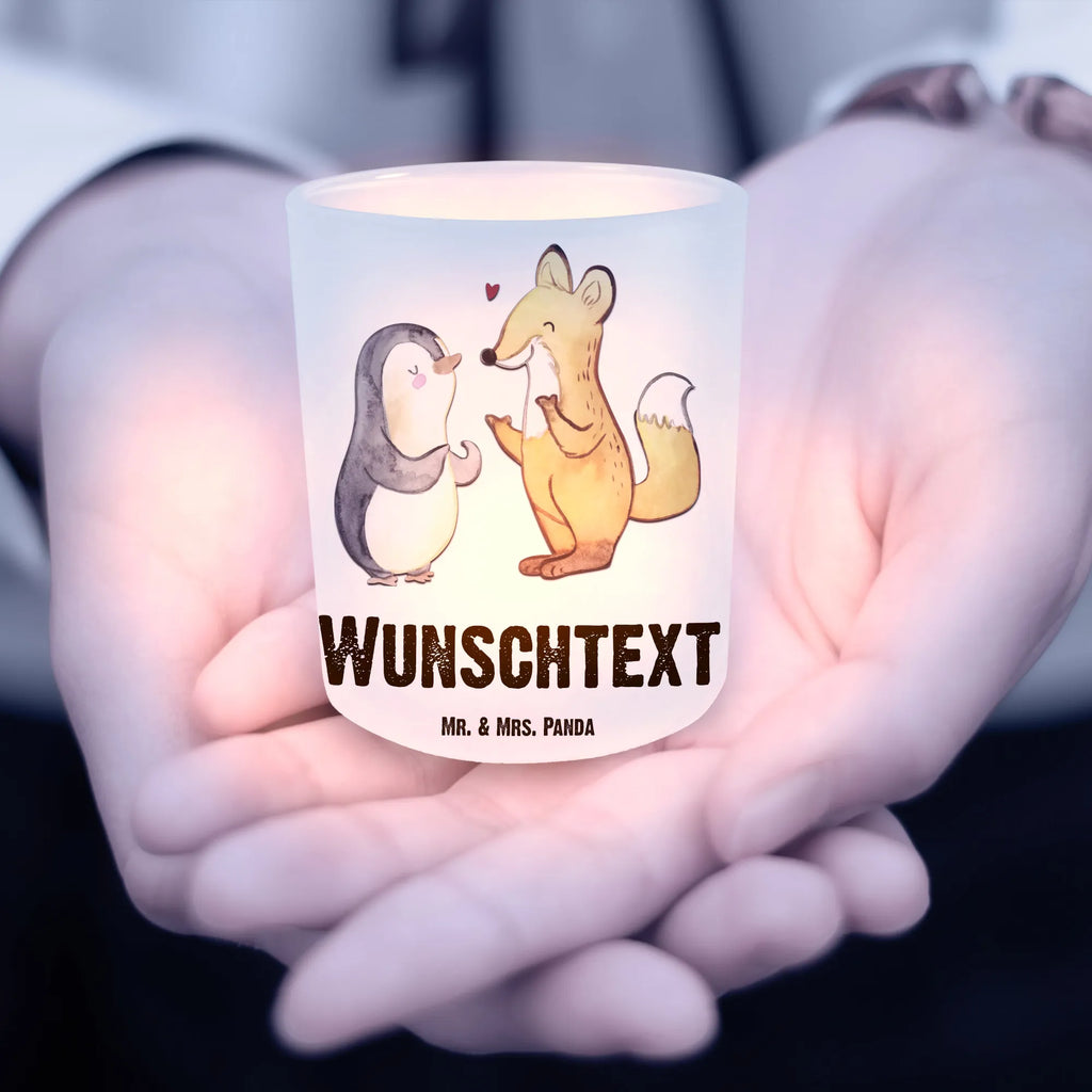 Personalisiertes Windlicht Fuchs & Pinguin gehörlos Windlicht Nachhaltig, Teelichthalter mit Namen, Windlicht Wohnzimmer, Teelichthalter mit Wunschtext, Teelichthalter für draußen selber gestalten, Windlicht mit Namen, Windlicht Skandinavisch, Windlicht Für Draußen, Windlicht Boho, Windlicht Groß, Windlicht Dekoration mit Namen, Windlichter mit Namen, Windlicht Garten mit Namen, Windlicht Kerzenhalter, Windlicht Geschenk, Windlicht Draußen selber gestalten, Windlicht Romantisch, Windlicht Terrasse, Teelicht Glas mit Namen, Windlicht Balkon, Windlicht Glas mit Wunschtext, Windlicht Handgemacht, Windlicht Vintage mit Namen, Windlicht Klein, Windlicht Modern, Teelichthalter Outdoor mit Namen, Windlicht Design, Windlicht Outdoor, Windlicht Laterne, Pinguin, Gebärdensprache, Fuchs, gehörlos