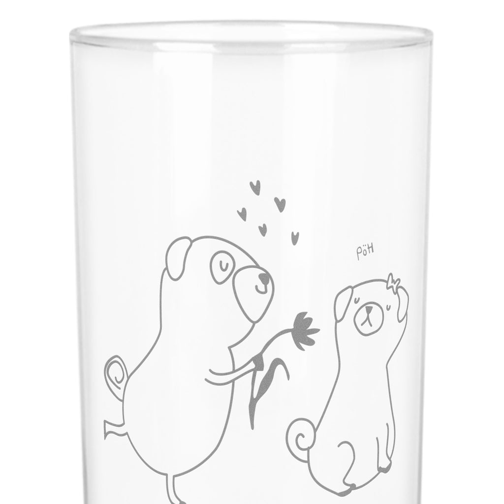 Wasserglas Mops verliebt Wasserglas, Glas, Trinkglas, Wasserglas mit Gravur, Glas mit Gravur, Trinkglas mit Gravur, Hund, Hundemotiv, Haustier, Hunderasse, Tierliebhaber, Hundebesitzer, Sprüche, Mops, Möpse, Hundeliebe, verliebt, Liebe, Liebesspruch. Verlobt, Geschenk Freund, Partner