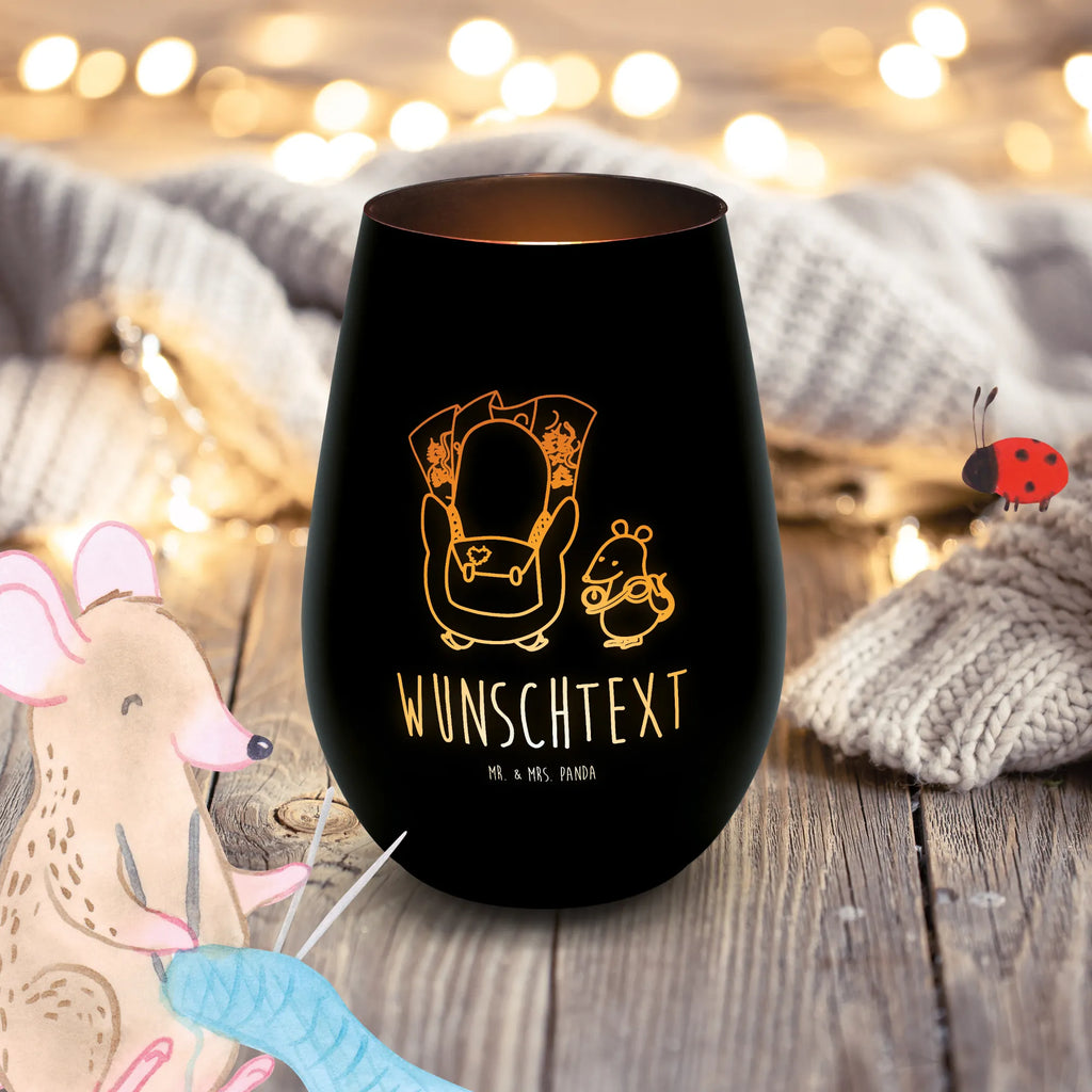 Gold Windlicht Personalisiert Pinguin & Maus Wanderer Goldener Teelichthalter Mit Wunschtext, Windlicht Mit Wunschtext Gold, Windlicht Goldfarben Mit Personalisierung, Windlicht Mit Initialen In Gold, Windlicht Gold Romantisch Mit Gravur, Laterne Gold Mit Personalisierung, Windlicht Aus Metall Gold Mit Gravur, Windlicht In Gold Personalisiert, Personalisiertes Windlicht Gold, Kerzenhalter Gold Mit Gravur, Edles Windlicht Goldfarben Mit Text, Windlicht Gold Mit Liebevollem Spruch, Windlicht Mit Widmung Goldfarben, Luxuriöses Windlicht In Gold Personalisiert, Windlicht Aus Glas Gold Mit Text, Gold Windlicht Hochzeit Mit Wunschtext, Windlicht Gold Für Innenbereich Mit Wunschtext, Windlicht Mit Persönlicher Botschaft Gold, Deko Windlicht Gold Mit Namen, Tischdeko Windlicht Gold Mit Namen, Windlicht Mit Gravur Goldfarben, Windlicht Gold Mit Namen, Windlicht Gold Geschenk Personalisiert, Windlicht Gold Mit Spruch, Windlicht Gold Für Weihnachten Mit Spruch, Pinguin, Abenteuer, wandern, Abenteurer, Ausflug, Roadtrip, Pinguine, Wanderlust