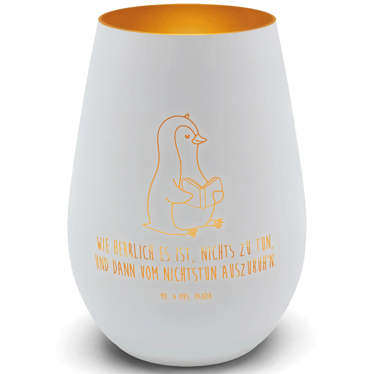 Gold Windlicht Pinguin Buch Teelichthalter Gold, Outdoor Windlicht, kerzenhalter für teelichter, Garten Windlicht, Tischlaterne, Windlicht Balkon, Windlicht Gold, licht deko, gold kerzenhalter, Windlicht Glas, Kerzenglas, windlicht mit gravur, Gold Windlicht, Windlicht Teelicht, Laterne, Kerzenhalter, Goldenes Windlicht, Graviertes Windlicht, Windlicht Gravur, Teelichthalter Glas, gold teelichthalter, Gartenlicht, ambiente licht, dekolicht, deko licht, teelichtglas, Glaslaterne, Glas Windlicht, Deko Windlicht, Windlicht Terrasse, Teelichthalter, Pinguin, Pinguine, Urlaub, Buch, Nichtstun, Ferien, Freizeit, Faulenzen, Lesen, Bücherwurm